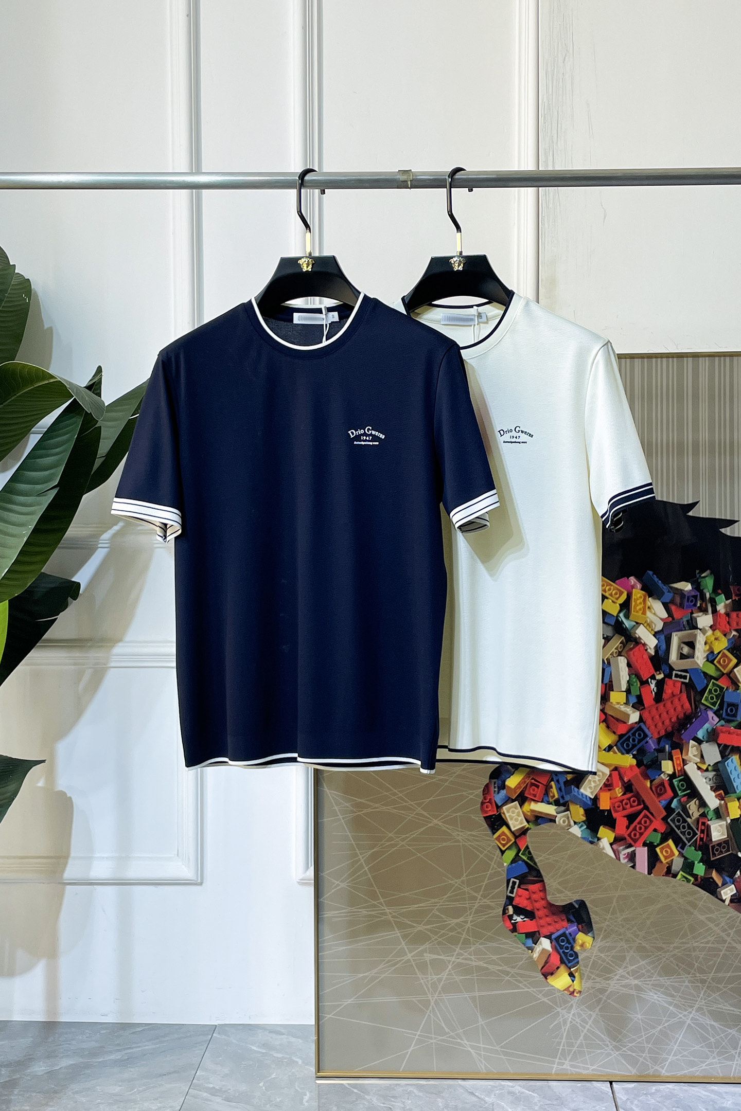NO:840783,DG - 2026ss Spring and Summer high-quality short-sleeved T-shirt for the Year of the Horse. Official website synchronization. High-end quality. Customized top-grade mercerized pique cotton fabric, 1:1 production by top manufacturers, fashionable brand heavy craftsmanship logo design, soft and delicate feel. Skin-friendly and comfortable to wear. Versatile and casual. The upper body is very good. Handsome. A must-have for trendy men. Size M-3XL. Can wear up to 200 pounds!  ,,T-shirt,tees,t-shirt,19860909DG - 2026ss马年贺岁款春夏精品短袖T恤 官网同步 高端品质 定制顶级丝光珠地棉面料,顶级大厂1:1制作,时尚大牌重工艺logo设计,手感柔软细腻 穿着亲肤舒适 百搭休闲 上身非常赞 帅气 潮男必备品 尺码M-3XL 最大可穿200斤！,,T-shirt,tees，t-shirt,,Men's clothing