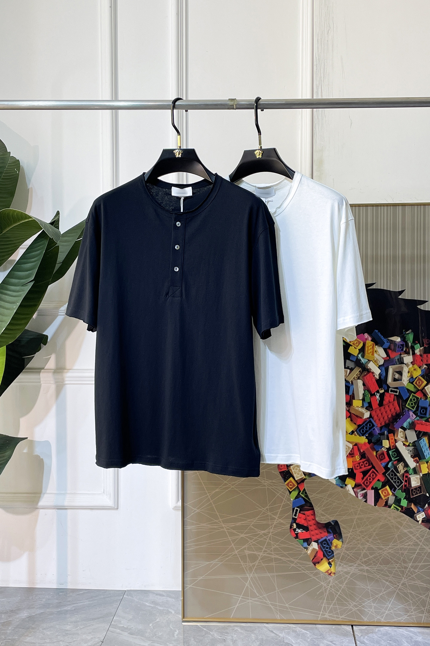 NO:832268,LP Noyo - 2026ss New Year of the Horse spring and summer new stand-up collar short-sleeved series. Selected high-quality linen cotton fabrics, fashionable big-name element logo design, awesome upper body shape, fine, comfortable and breathable fabrics, super good-looking and a must-have for fashionable men with any combination!  Sizes M-3XL can fit up to 200 pounds!  ,,loro piana,T-shirt,19860909LP诺悠 - 2026ss马年春夏新款立领领短袖系列.精选优质亚麻棉面料,时尚大牌元素logo设计,上身版型超赞,面料细腻舒适透气,随意搭配都超级好看时尚型男必备款哦！尺码M-3XL 最大可穿200斤！,,loro piana,T-shirt,,Men's clothing