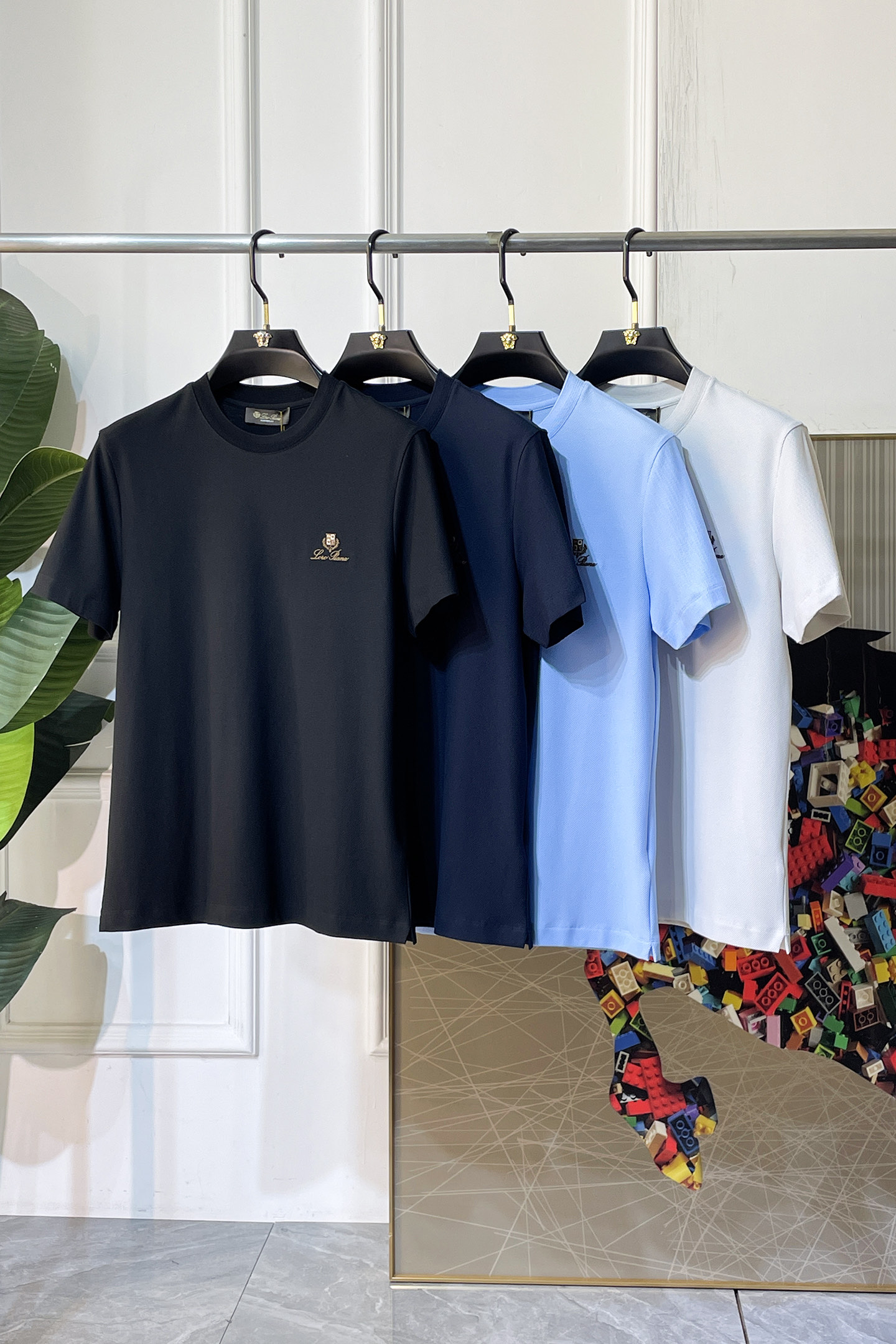 NO:849280,LP Nuoyo - 2026ss Spring and Summer high-quality short-sleeved T-shirt for the Year of the Horse. Official website synchronization. High-end quality. Customized top-grade mercerized pique cotton fabric, 1:1 production by top manufacturers, fashionable brand heavy craftsmanship logo design, soft and delicate feel. Skin-friendly and comfortable to wear. Versatile and casual. The upper body is very good. Handsome. A must-have for trendy men. Size M-3XL. Can wear up to 200 pounds!  ,,loro piana,T-shirt,tees,t-shirt,19860909LP诺悠 - 2026ss马年贺岁款春夏精品短袖T恤 官网同步 高端品质 定制顶级丝光珠地棉面料,顶级大厂1:1制作,时尚大牌重工艺logo设计,手感柔软细腻 穿着亲肤舒适 百搭休闲 上身非常赞 帅气 潮男必备品 尺码M-3XL 最大可穿200斤！,,loro piana,T-shirt,tees，t-shirt,,Men's clothing