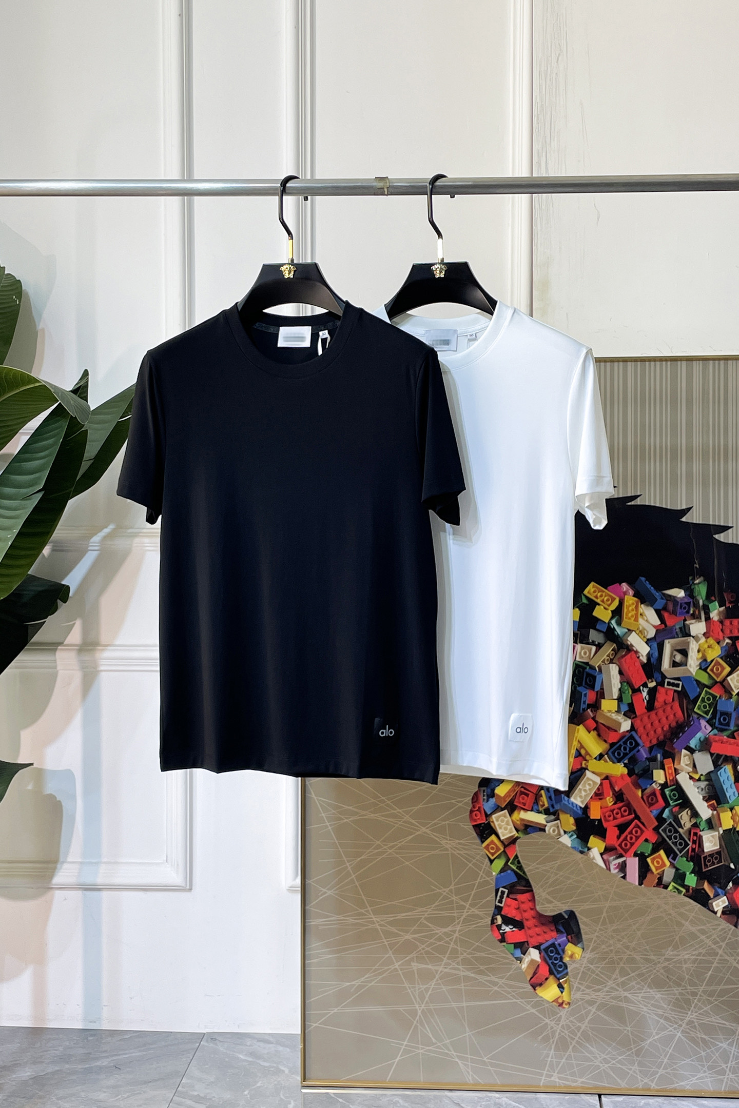 NO:829892,alo - 2026ss Spring and Summer high-quality short-sleeved T-shirt for the Year of the Horse, synchronized with the official website, high-end quality, customized top-grade mercerized cotton fabric, 1:1 production by top manufacturers, fashionable brand heavy craftsmanship logo design, soft and delicate feel, skin-friendly and comfortable to wear, versatile and casual, the upper body is very good, handsome, a must-have for trendy men, size M-3XL, can wear up to 200 pounds!  ,,T-shirt,tees,t-shirt,19860909alo - 2026ss马年贺岁款春夏精品短袖T恤 官网同步 高端品质 定制顶级丝光棉面料,顶级大厂1:1制作,时尚大牌重工艺logo设计,手感柔软细腻 穿着亲肤舒适 百搭休闲 上身非常赞 帅气 潮男必备品 尺码M-3XL 最大可穿200斤！,,T-shirt,tees，t-shirt,,Men's clothing