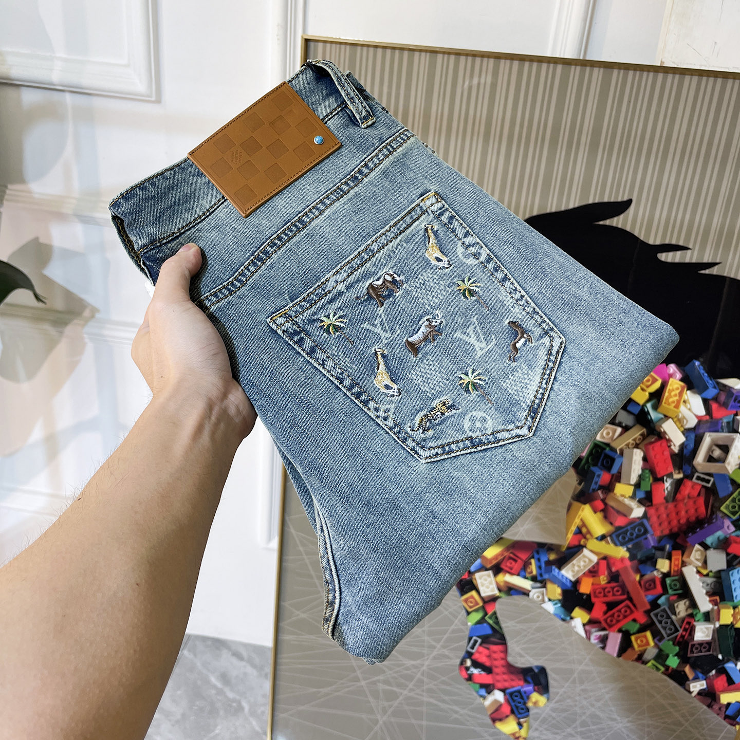 NO:776679,LV - 2026ss hot spring and summer jeans for the Year of the Horse. Made from original 1:1, perfect for daily use, simple and stylish, custom imported denim fabric, heavy washing process, complex workmanship and exquisite craftsmanship. Easily cater to the needs of the four seasons, soft and elastic to the touch, smooth and neat, original accessories and hardware, comfortable upper body, very easy to wear and durable, size 29-36,, louis vuitton, jeans,19860909LV - 2026ss马年春夏大爆款牛仔裤.原单1:1制作,日常必备的完美之选,简单大气亦时尚有型,定制进口丹宁面料 ,重工洗水工艺,做工复杂工艺精湛.轻松迎合四季需要,手感柔软带弹力,流畅利落,原版辅料五金,上身舒适非常易搭耐看码数29-36,,louis vuitton,jeans,,Men's clothing