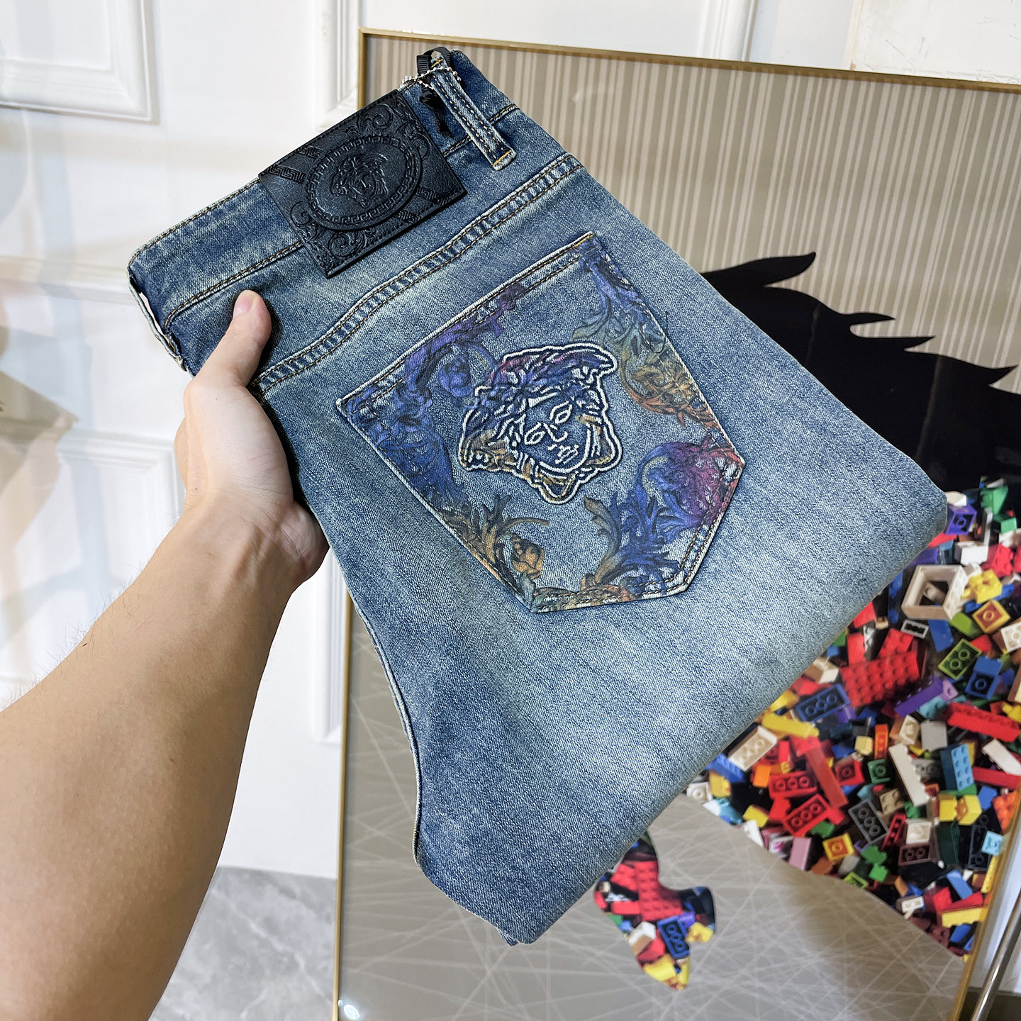 NO:776706,Balenciaga - 2026ss spring and summer hot-selling jeans for the Year of the Horse. Made from original 1:1, perfect for daily necessities, simple and stylish, custom imported denim fabric, heavy washing process, complex workmanship and exquisite craftsmanship. Easily cater to the needs of the four seasons, soft and elastic to the touch, smooth and neat, original accessories and hardware, comfortable upper body, very easy to wear and durable, size 29-36,, balenciaga, jeans,19860909巴黎世家 - 2026ss马年春夏大爆款牛仔裤.原单1:1制作,日常必备的完美之选,简单大气亦时尚有型,定制进口丹宁面料 ,重工洗水工艺,做工复杂工艺精湛.轻松迎合四季需要,手感柔软带弹力,流畅利落,原版辅料五金,上身舒适非常易搭耐看码数29-36,,balenciaga,jeans,,Men's clothing