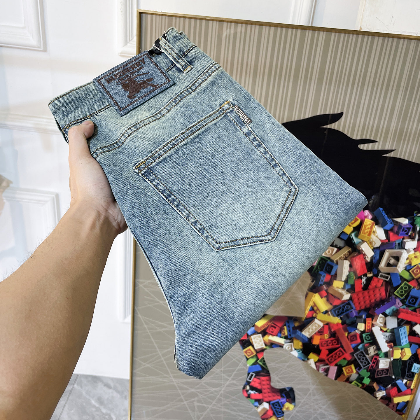 NO:836778,Burberry - 2026ss hot spring and summer jeans for the Year of the Horse. Original 1:1 production, a perfect choice for daily essentials, simple and elegant, fashionable and stylish, customized imported denim fabric, heavy washing process, complex workmanship and exquisite craftsmanship. Easily cater to the needs of the four seasons, soft and elastic to the touch, smooth and neat, original accessories and hardware, comfortable upper body, very easy to wear and durable, size 29-36,, burberry, jeans,19860909巴宝莉 - 2026ss马年春夏大爆款牛仔裤.原单1:1制作,日常必备的完美之选,简单大气亦时尚有型,定制进口丹宁面料 ,重工洗水工艺,做工复杂工艺精湛.轻松迎合四季需要,手感柔软带弹力,流畅利落,原版辅料五金,上身舒适非常易搭耐看码数29-36,,burberry,jeans,,Men's clothing