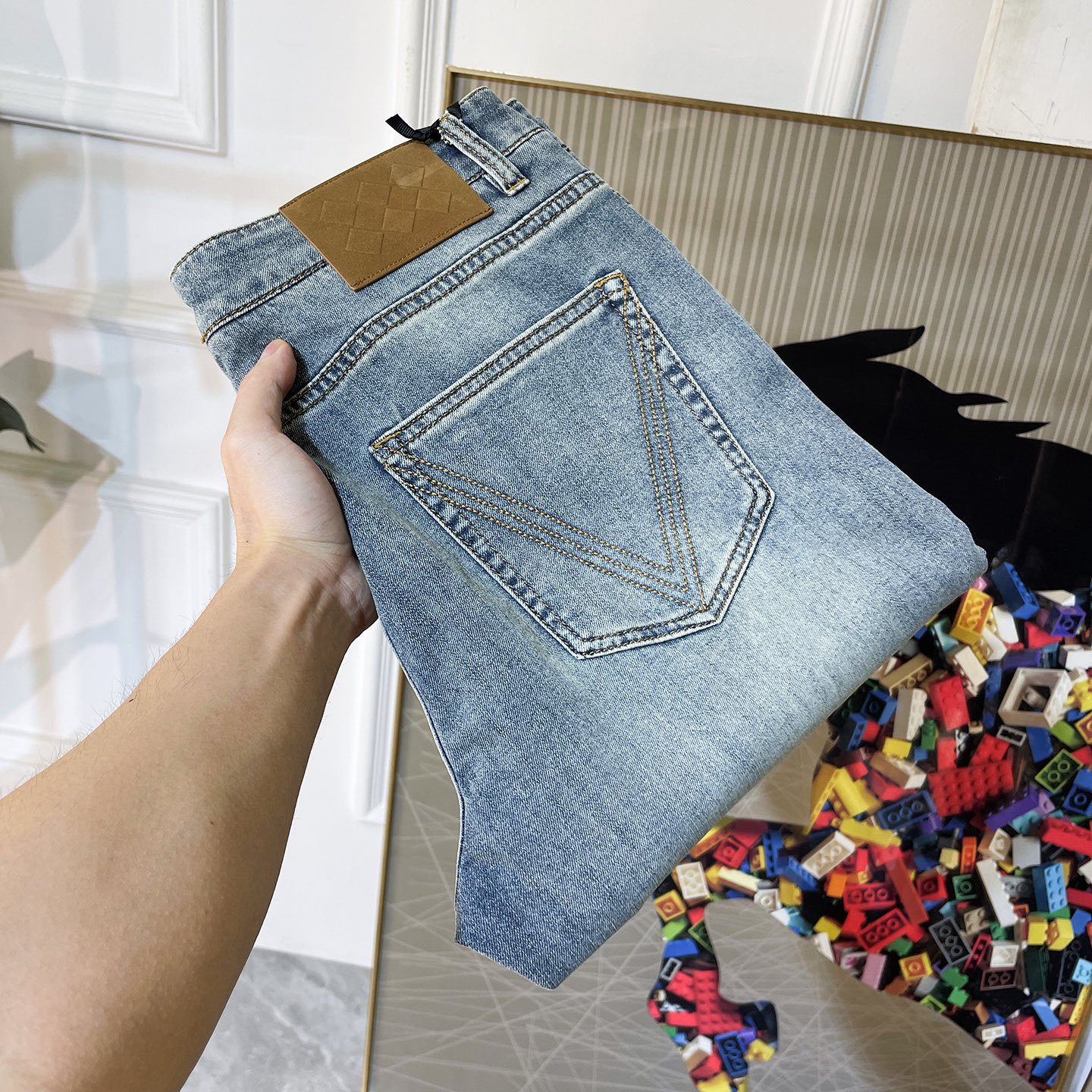 NO:833618,BV - 2026ss Spring and Summer hot-selling jeans for the Year of the Horse. Made from original 1:1, perfect for daily use, simple and stylish, custom imported denim fabric, heavy washing process, complex workmanship and exquisite craftsmanship. Easily cater to the needs of all seasons, soft and elastic to the touch, smooth and neat, original accessories and hardware, comfortable upper body, very easy to wear and durable, size 29-36,,bottega veneta,jeans,19860909BV - 2026ss马年春夏大爆款牛仔裤.原单1:1制作,日常必备的完美之选,简单大气亦时尚有型,定制进口丹宁面料 ,重工洗水工艺,做工复杂工艺精湛.轻松迎合四季需要,手感柔软带弹力,流畅利落,原版辅料五金,上身舒适非常易搭耐看码数29-36,,bottega veneta,jeans,,Men's clothing