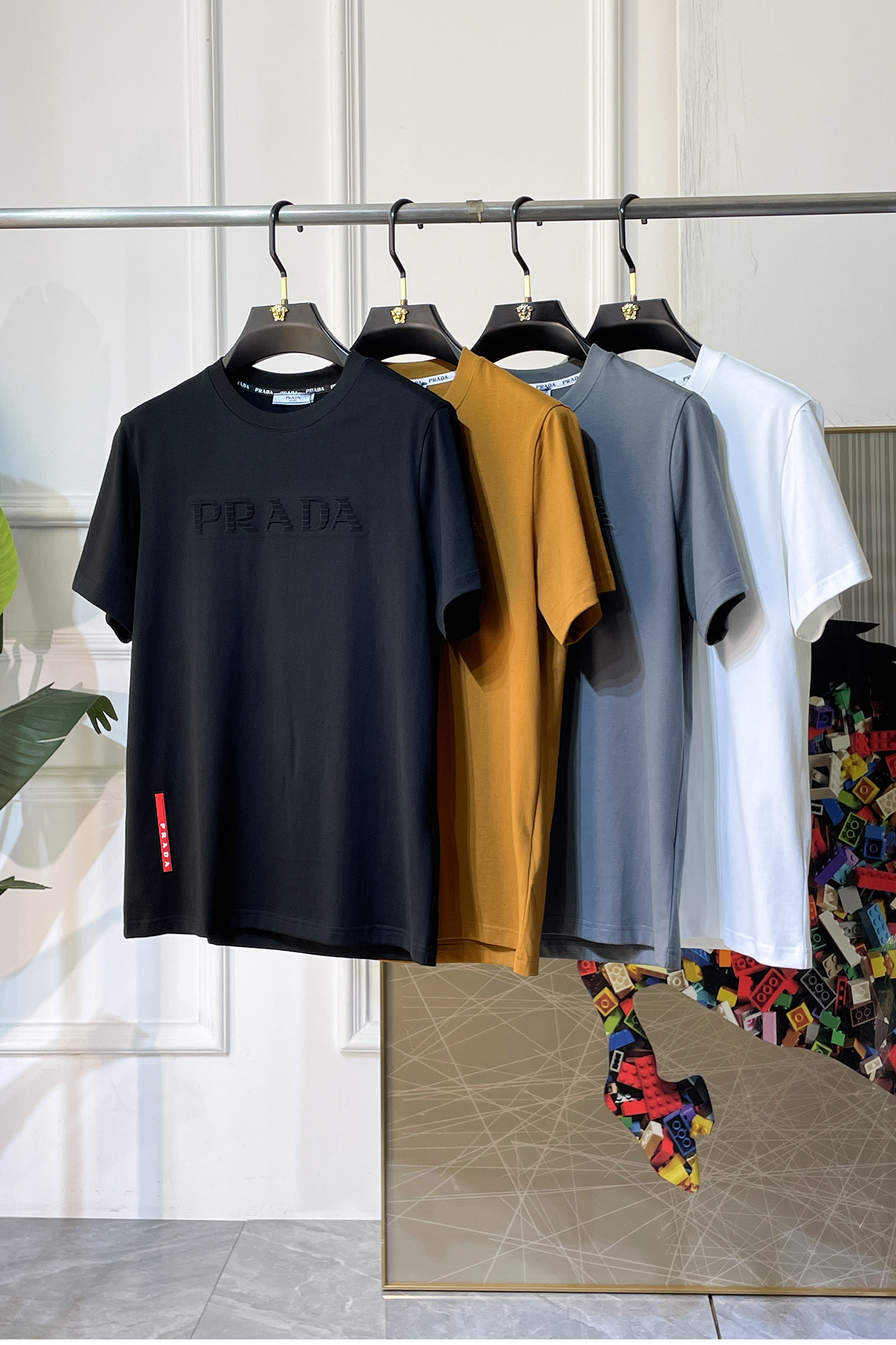 NO:774146,Prada - 2026ss Spring and Summer high-quality short-sleeved T-shirt for the Year of the Horse. Official website synchronization. High-end quality. Customized top-grade mercerized cotton fabric, 1:1 production by top manufacturers, fashionable brand heavy craftsmanship logo design, soft and delicate feel. Skin-friendly and comfortable to wear. Versatile and casual. The upper body is very good. Handsome. A must-have for trendy men. Size S-XXL. Can wear up to 200 pounds!  ,,prada,T-shirt,tees,t-shirt,19860909普拉达- 2026ss马年贺岁款春夏精品短袖T恤 官网同步 高端品质 定制顶级丝光棉面料,顶级大厂1:1制作,时尚大牌重工艺logo设计,手感柔软细腻 穿着亲肤舒适 百搭休闲 上身非常赞 帅气 潮男必备品 尺码S-XXL 最大可穿200斤！,,prada,T-shirt,tees，t-shirt,,Men's clothing