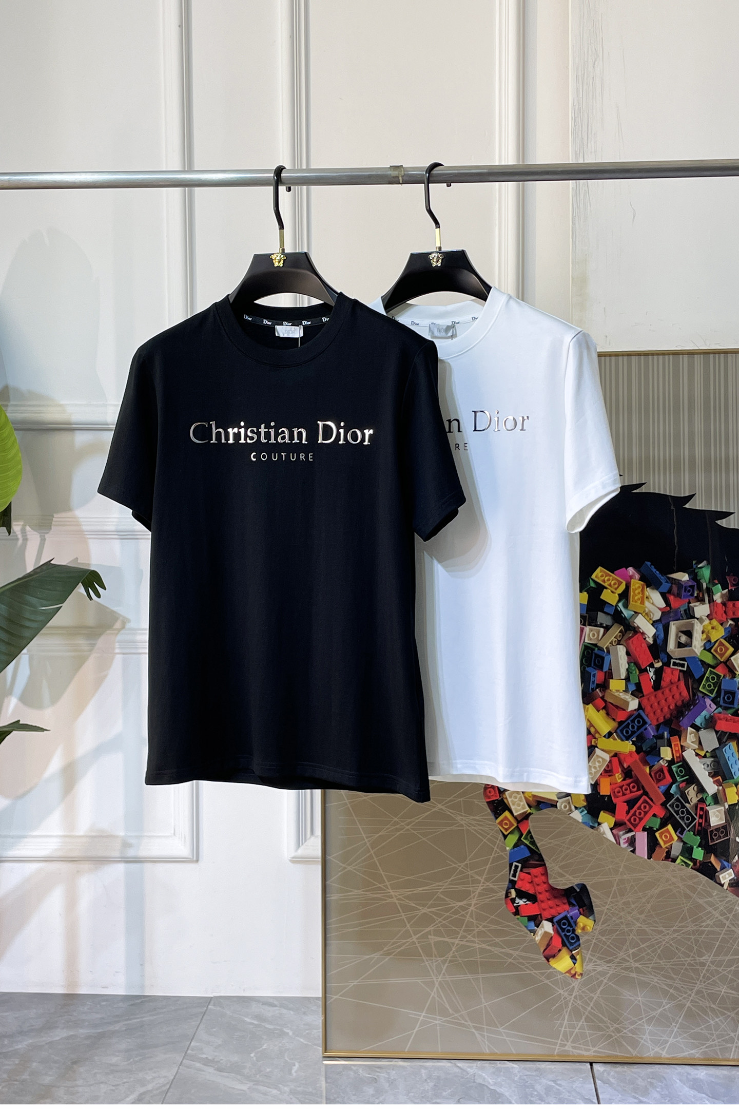 NO:774149,Dior - 2026ss Spring and Summer high-quality short-sleeved T-shirt for the Year of the Horse. Official website synchronization. High-end quality. Customized top-grade mercerized cotton fabric, 1:1 production by top manufacturers, fashionable brand heavy craftsmanship logo design, soft and delicate feel. Skin-friendly and comfortable to wear. Versatile and casual. The upper body is very good. Handsome. A must-have for trendy men. Size S-XXL. Can wear up to 200 pounds!  ,,dior,T-shirt,tees,t-shirt,19860909迪奥- 2026ss马年贺岁款春夏精品短袖T恤 官网同步 高端品质 定制顶级丝光棉面料,顶级大厂1:1制作,时尚大牌重工艺logo设计,手感柔软细腻 穿着亲肤舒适 百搭休闲 上身非常赞 帅气 潮男必备品 尺码S-XXL 最大可穿200斤！,,dior,T-shirt,tees，t-shirt,,Men's clothing