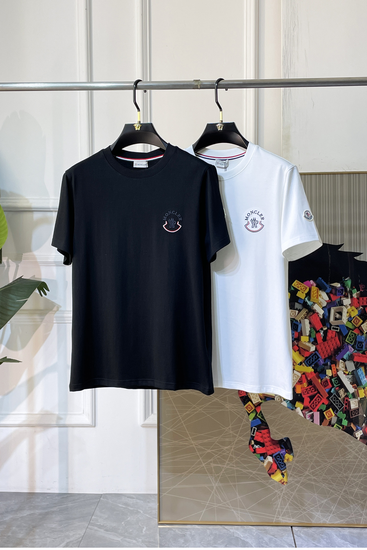 NO:774152,Mengkou - 2026ss Spring and Summer high-quality short-sleeved T-shirt for the Year of the Horse, synchronized with the official website, high-end quality, customized top-grade mercerized cotton fabric, 1:1 production by top manufacturers, fashionable brand heavy craftsmanship logo design, soft and delicate feel, skin-friendly and comfortable to wear, versatile and casual, the upper body is very good, handsome, a must-have for trendy men, sizes S-XXL, can wear up to 200 pounds!  ,,Moncler,T-shirt,tees,t-shirt,19860909蒙口- 2026ss马年贺岁款春夏精品短袖T恤 官网同步 高端品质 定制顶级丝光棉面料,顶级大厂1:1制作,时尚大牌重工艺logo设计,手感柔软细腻 穿着亲肤舒适 百搭休闲 上身非常赞 帅气 潮男必备品 尺码S-XXL 最大可穿200斤！,,Moncler,T-shirt,tees，t-shirt,,Men's clothing