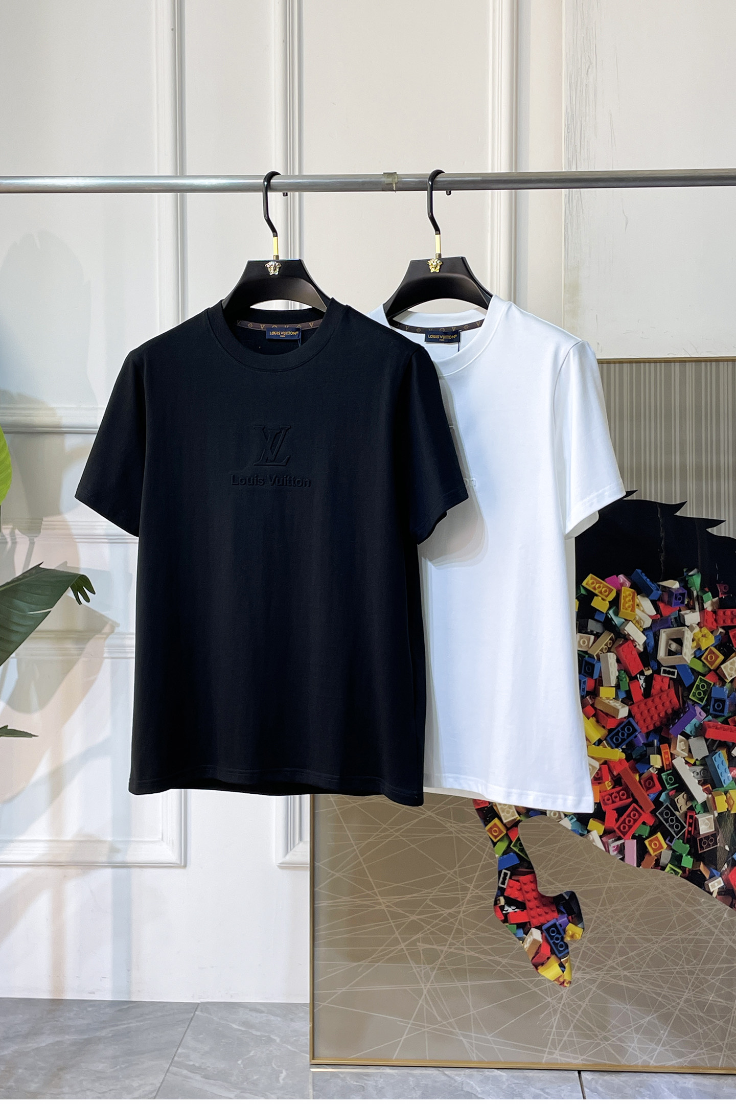 NO:774155,LV- 2026ss Spring and Summer high-quality short-sleeved T-shirt for the Year of the Horse, synchronized with the official website, high-end quality, customized top-grade mercerized cotton fabric, 1:1 production by top manufacturers, fashionable brand heavy craftsmanship logo design, soft and delicate feel, skin-friendly and comfortable to wear, versatile and casual, the upper body is very good, handsome, a must-have for trendy men, sizes S-XXL, can wear up to 200 pounds!  ,,louis vuitton,T-shirt,tees,t-shirt,19860909LV- 2026ss马年贺岁款春夏精品短袖T恤 官网同步 高端品质 定制顶级丝光棉面料,顶级大厂1:1制作,时尚大牌重工艺logo设计,手感柔软细腻 穿着亲肤舒适 百搭休闲 上身非常赞 帅气 潮男必备品 尺码S-XXL 最大可穿200斤！,,louis vuitton,T-shirt,tees，t-shirt,,Men's clothing