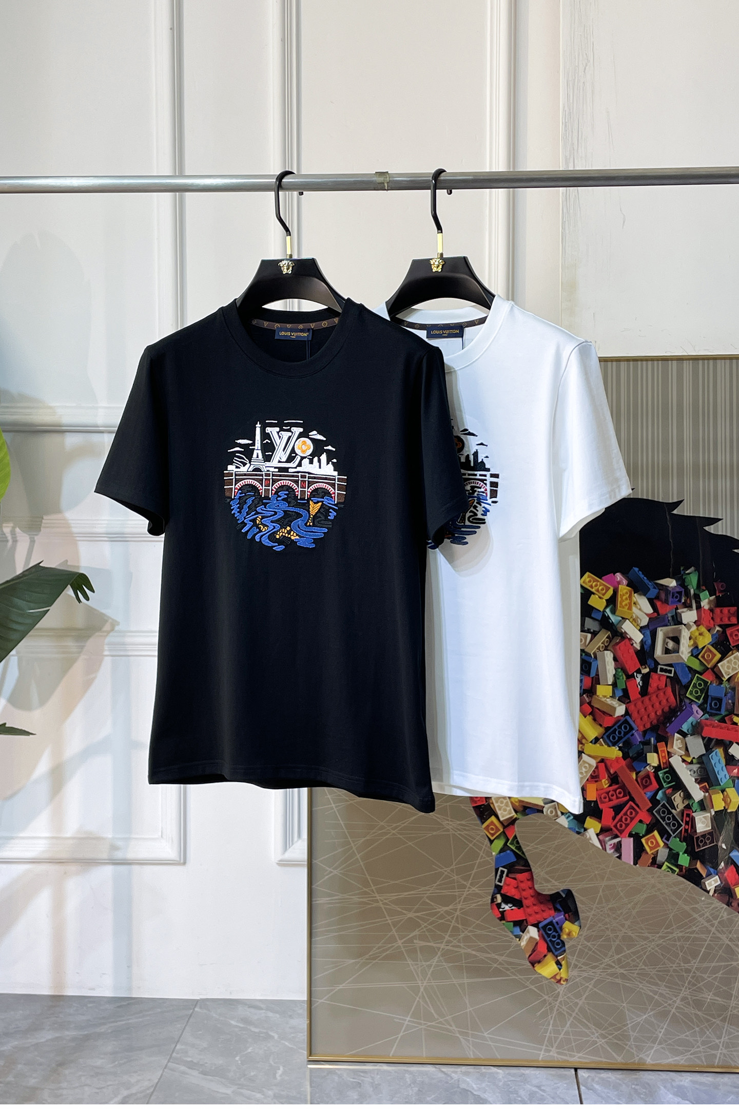 NO:774140,LV - 2026ss Spring and Summer high-quality short-sleeved T-shirt for the Year of the Horse, synchronized with the official website, high-end quality, custom-made top-grade mercerized cotton fabric, 1:1 production by top manufacturers, fashionable brand heavy craftsmanship logo design, soft and delicate feel, skin-friendly and comfortable to wear, versatile and casual, the upper body is very good, handsome, a must-have for trendy men, sizes S-XXL, can wear up to 200 pounds!  ,,louis vuitton,T-shirt,tees,t-shirt,19860909LV - 2026ss马年贺岁款春夏精品短袖T恤 官网同步 高端品质 定制顶级丝光棉面料,顶级大厂1:1制作,时尚大牌重工艺logo设计,手感柔软细腻 穿着亲肤舒适 百搭休闲 上身非常赞 帅气 潮男必备品 尺码S-XXL 最大可穿200斤！,,louis vuitton,T-shirt,tees，t-shirt,,Men's clothing