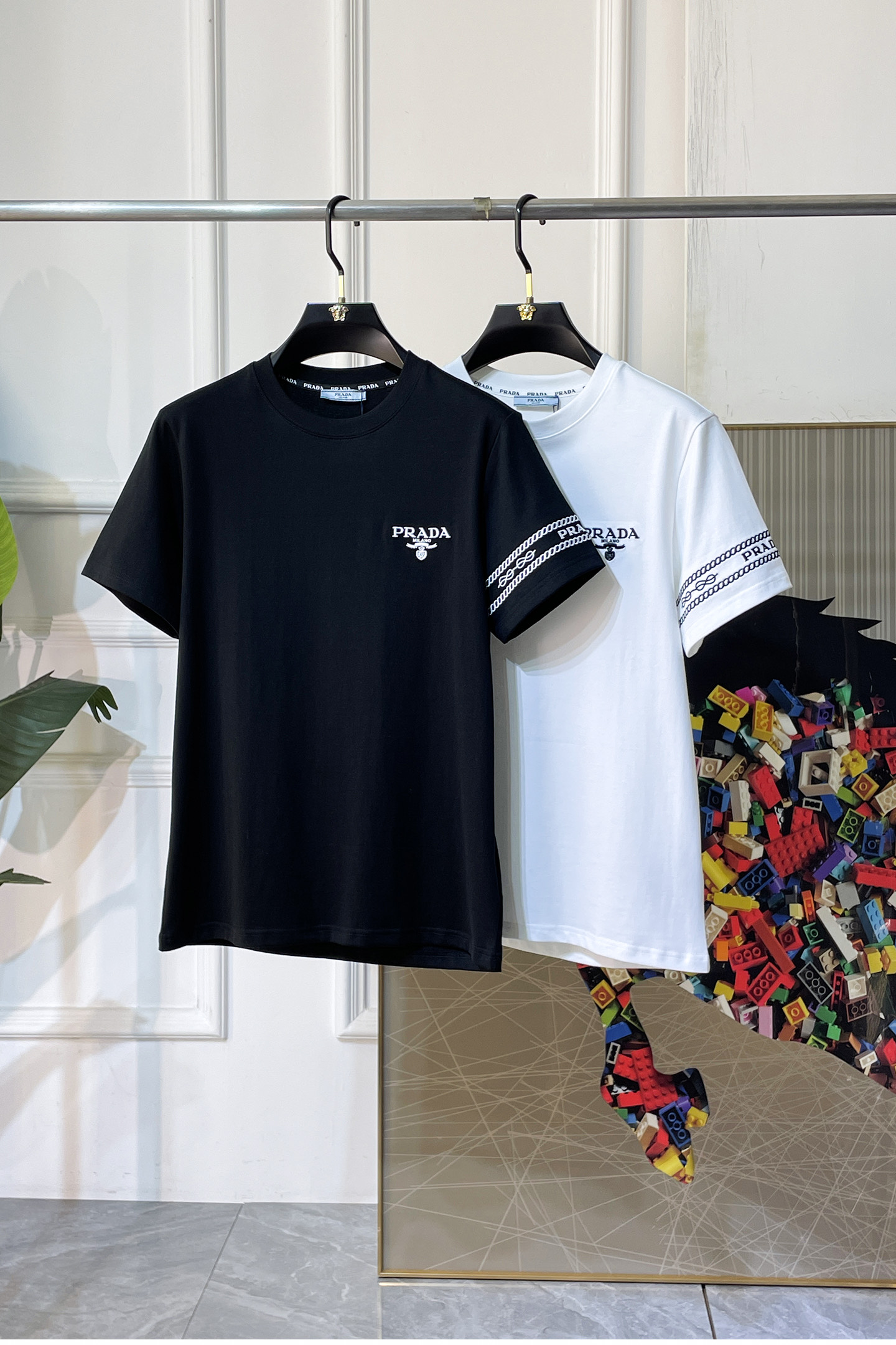 NO:774143,Prada - 2026ss Spring and Summer high-quality short-sleeved T-shirt for the Year of the Horse. Official website synchronized. High-end quality. Customized top-grade mercerized cotton fabric, 1:1 production by top manufacturers, fashionable brand heavy craftsmanship logo design, soft and delicate feel. Skin-friendly and comfortable to wear. Versatile and casual. The upper body is very good. Handsome. A must-have for trendy men. Sizes S-XXL. Can wear up to 200 pounds!  ,,prada,T-shirt,tees,t-shirt,19860909普拉达 - 2026ss马年贺岁款春夏精品短袖T恤 官网同步 高端品质 定制顶级丝光棉面料,顶级大厂1:1制作,时尚大牌重工艺logo设计,手感柔软细腻 穿着亲肤舒适 百搭休闲 上身非常赞 帅气 潮男必备品 尺码S-XXL 最大可穿200斤！,,prada,T-shirt,tees，t-shirt,,Men's clothing