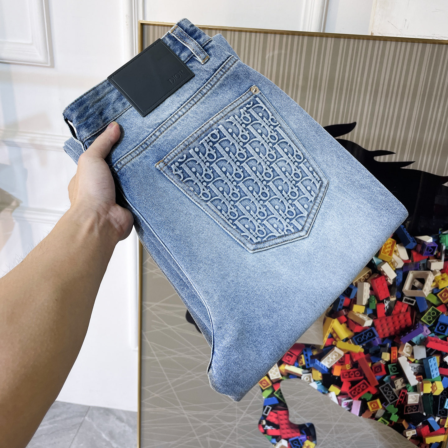 NO:776693,Dior - 26 years new jeans counter best-selling model. Shared taste and value. Very comfortable to wear. Low-key yet luxurious. Very classy to wear. Needless to say the trousers style and cut. The upper body is exquisite and vivid. Really first-class and top-quality materials. Really palace-level casual pants, using Turkish cotton. S2 produces the most famous denim cloth. The quality is outstanding. After heavy washing, the pants are very soft. The straight-leg version is not picky. The upper body is absolutely stylish.  Extremely luxurious!  Code number 29-36,,dior,jeans,19860909迪奥 - 26年新款牛仔裤专柜热销款 品味与价值共享 身穿着非常舒适 低调不失奢华 穿出去非常有档次,裤型款式和裁剪亦无需多言 上身精致跃然.真正一等一顶级质料 真正殿堂级的休闲裤,选用土耳其的棉花 S2生产出最有名的单宁布 品质卓然 经过重水洗使得裤子很柔软 直脚的版型 不挑人 上身绝对的有型 极度奢华！码数29-36,,dior,jeans,,Men's clothing