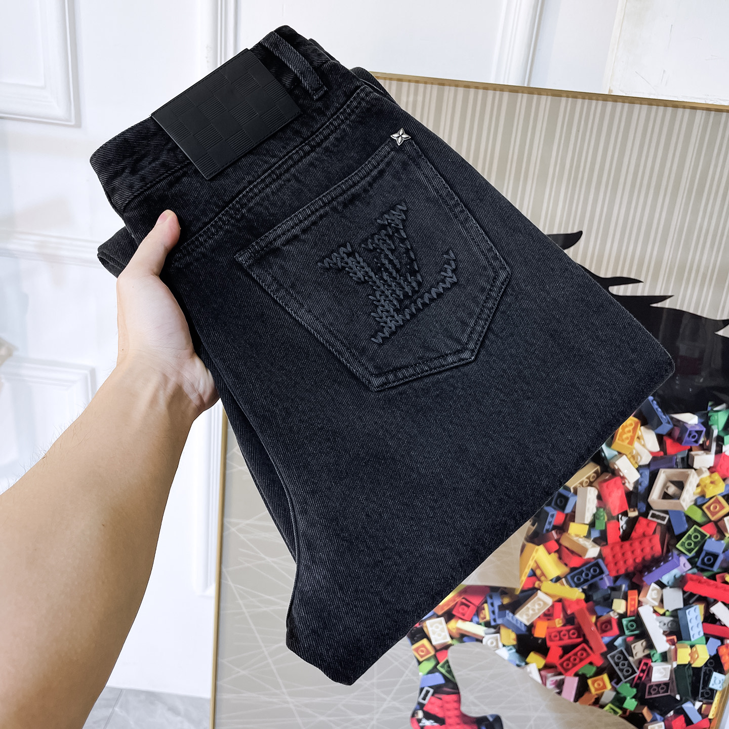NO:776700,LV - 26 years new jeans counter best-selling model. Shared taste and value. Very comfortable to wear. Low-key yet luxurious. Very classy to wear. Needless to say the trousers style and cut. The upper body is exquisite and vivid. Really first-class top quality materials. Really palace-level casual pants, using Turkish cotton. S2 produces the most famous denim fabric. The quality is outstanding. After heavy washing, the pants are very soft. The straight-leg version is not picky. The upper body is absolutely stylish and extremely luxurious!  Code number 29-36,,louis vuitton,jeans,19860909LV - 26年新款牛仔裤专柜热销款 品味与价值共享 身穿着非常舒适 低调不失奢华 穿出去非常有档次,裤型款式和裁剪亦无需多言 上身精致跃然.真正一等一顶级质料 真正殿堂级的休闲裤,选用土耳其的棉花 S2生产出最有名的单宁布 品质卓然 经过重水洗使得裤子很柔软 直脚的版型 不挑人 上身绝对的有型 极度奢华！码数29-36,,louis vuitton,jeans,,Men's clothing