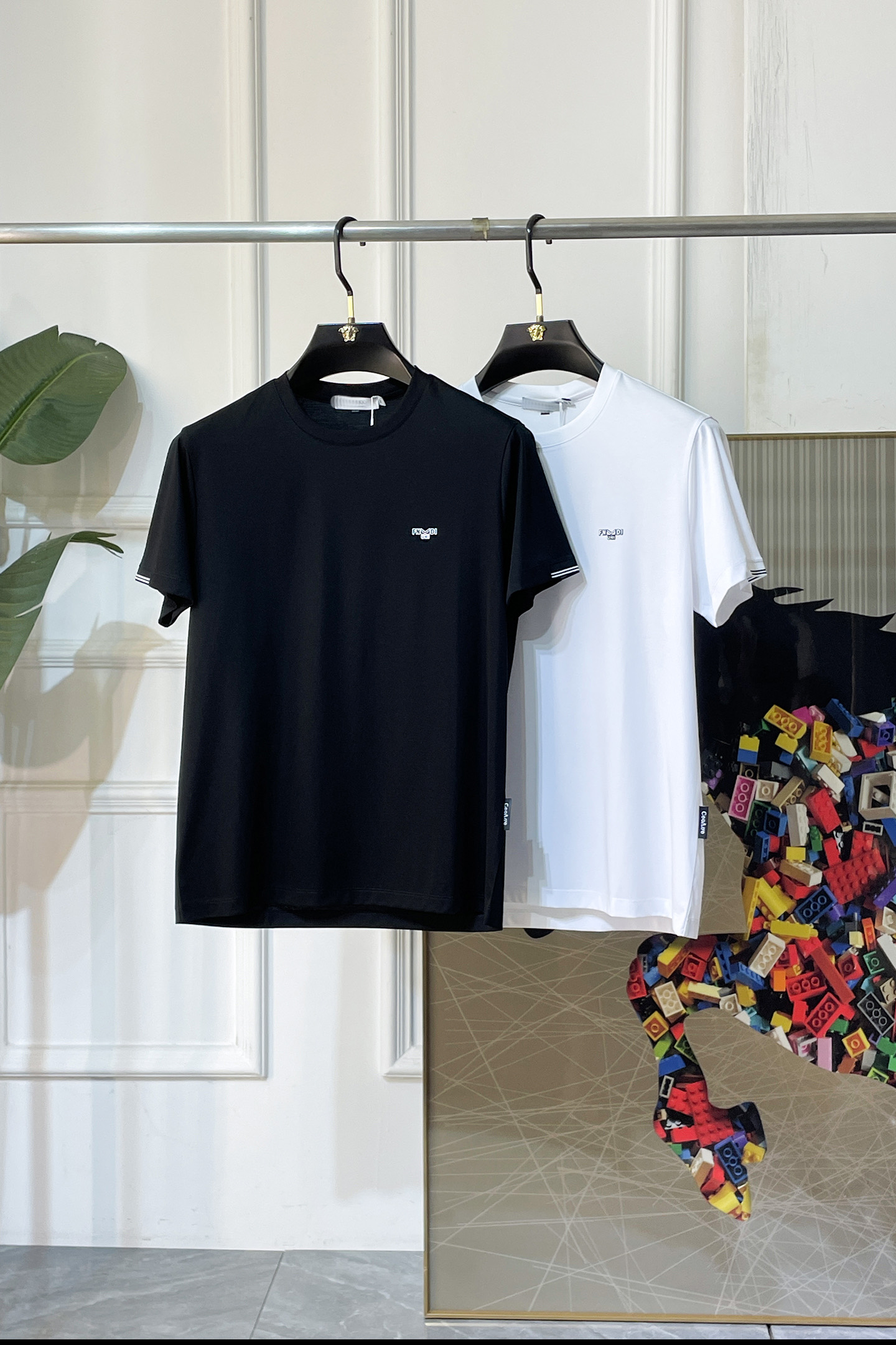 NO:849274,Fendi - 2026ss Spring and Summer high-quality short-sleeved T-shirt for the Year of the Horse, synchronized with the official website, high-end quality, customized top-grade mercerized cotton fabric, 1:1 production by top manufacturers, fashionable brand heavy craftsmanship logo design, soft and delicate feel, skin-friendly and comfortable to wear, versatile and casual, the upper body is very good, handsome, a must-have for trendy men, size M-3XL, can wear up to 200 pounds!  ,,fendi,T-shirt,tees,t-shirt,19860909芬迪 - 2026ss马年贺岁款春夏精品短袖T恤 官网同步 高端品质 定制顶级丝光棉面料,顶级大厂1:1制作,时尚大牌重工艺logo设计,手感柔软细腻 穿着亲肤舒适 百搭休闲 上身非常赞 帅气 潮男必备品 尺码M-3XL 最大可穿200斤！,,fendi,T-shirt,tees，t-shirt,,Men's clothing