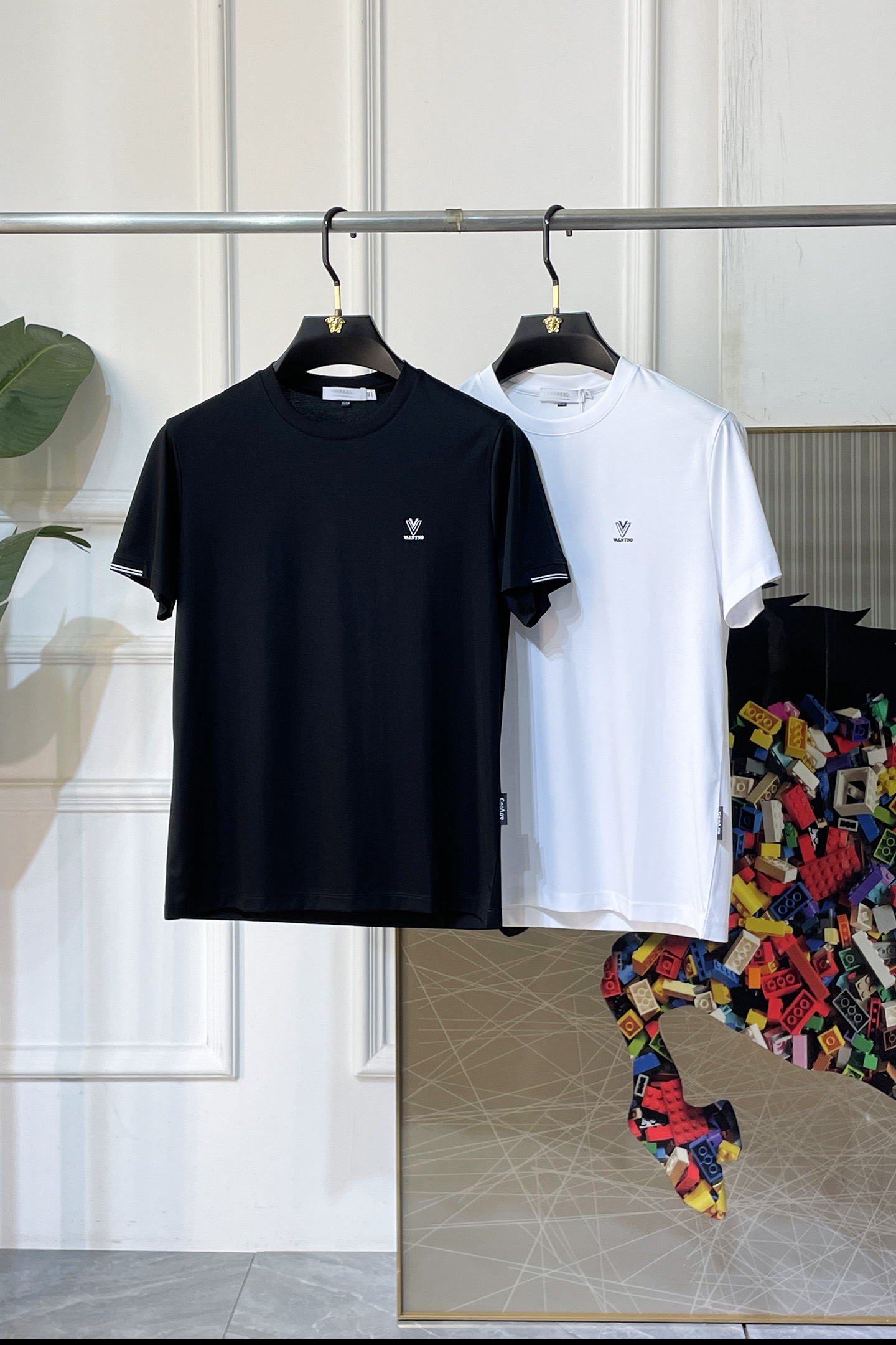 NO:849277,Valentino - 2026ss Year of the Horse Spring and Summer premium short-sleeved T-shirt. Official website synchronization. High-end quality. Customized top-grade mercerized cotton fabric, 1:1 production by top manufacturers, fashionable brand heavy craftsmanship logo design, soft and delicate feel. Skin-friendly and comfortable to wear. Versatile and casual. The upper body is very good. Handsome. A must-have for trendy men. Size M-3XL. Can wear up to 200 pounds!  ,,valentino,T-shirt,tees,t-shirt,19860909华伦天奴 - 2026ss马年贺岁款春夏精品短袖T恤 官网同步 高端品质 定制顶级丝光棉面料,顶级大厂1:1制作,时尚大牌重工艺logo设计,手感柔软细腻 穿着亲肤舒适 百搭休闲 上身非常赞 帅气 潮男必备品 尺码M-3XL 最大可穿200斤！,,valentino,T-shirt,tees，t-shirt,,Men's clothing