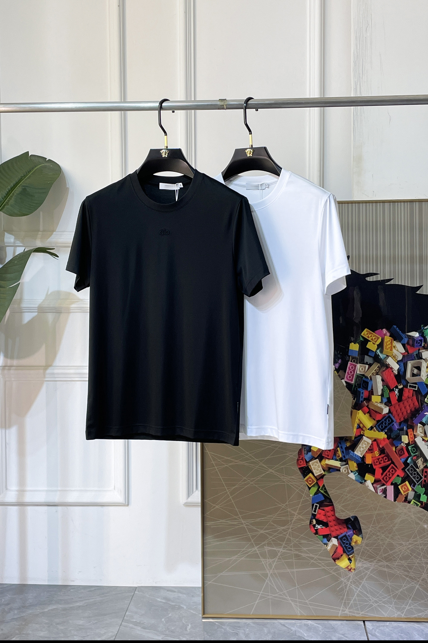 NO:828376,alo- 2026ss Spring and Summer high-quality short-sleeved T-shirt for the Year of the Horse, synchronized with the official website, high-end quality, customized top-grade mercerized cotton fabric, 1:1 production by top manufacturers, fashionable brand heavy craftsmanship logo design, soft and delicate feel, skin-friendly and comfortable to wear, versatile and casual, the upper body is very good, handsome, a must-have for trendy men, sizes M-3XL, the maximum weight can be worn!  ,,T-shirt,tees,t-shirt,19860909alo- 2026ss马年贺岁款春夏精品短袖T恤 官网同步 高端品质 定制顶级丝光棉面料,顶级大厂1:1制作,时尚大牌重工艺logo设计,手感柔软细腻 穿着亲肤舒适 百搭休闲 上身非常赞 帅气 潮男必备品 尺码M-3XL 最大可穿斤！,,T-shirt,tees，t-shirt,,Men's clothing