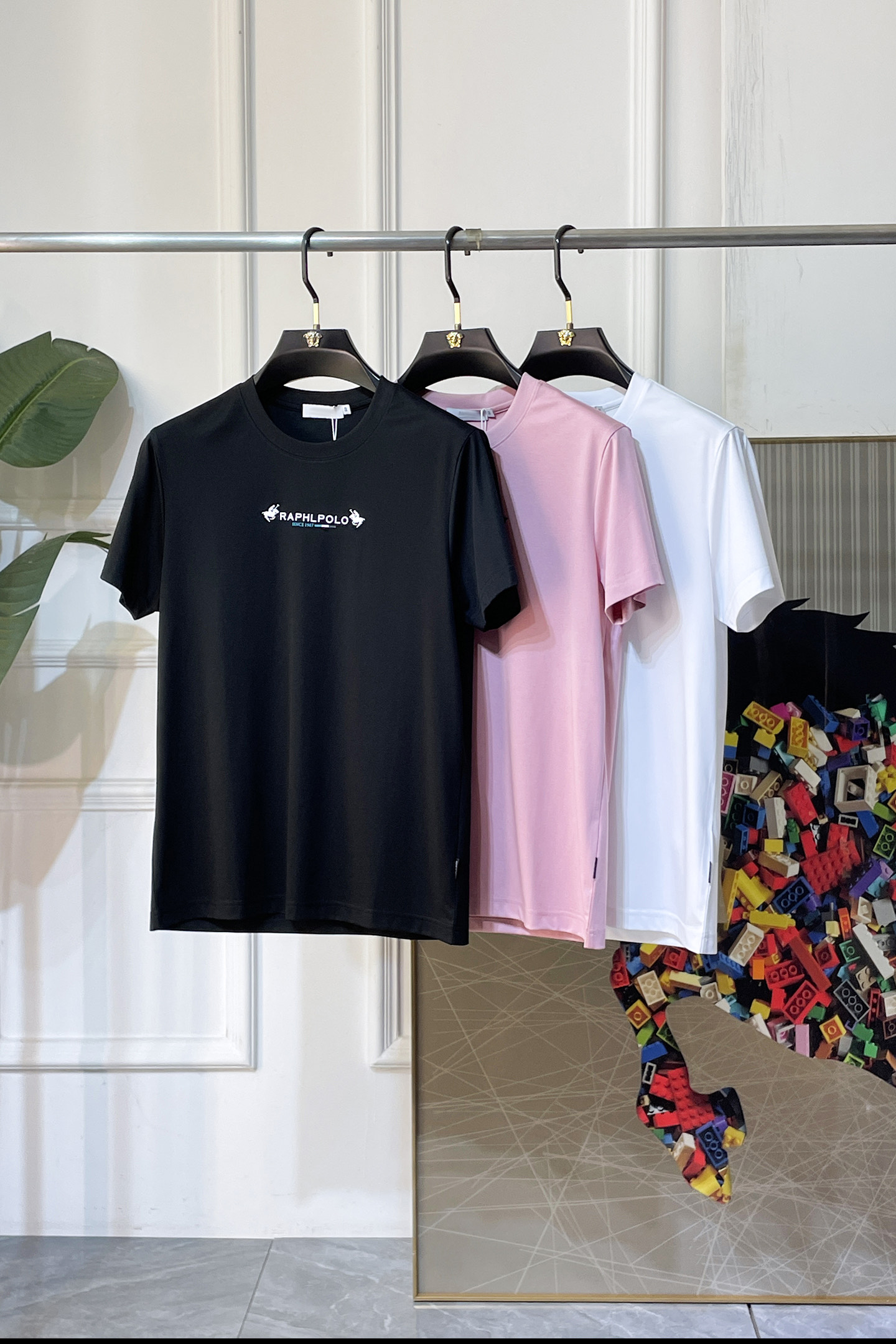 NO:849300,Paul - 2026ss Spring and Summer high-quality short-sleeved T-shirt for the Year of the Horse, synchronized with the official website, high-end quality, customized top-grade mercerized cotton fabric, 1:1 production by top manufacturers, fashionable brand heavy craftsmanship logo design, soft and delicate feel, skin-friendly and comfortable to wear, versatile and casual, the upper body is very good, handsome, a must-have for trendy men, size M-3XL, can wear up to 200 pounds!  ,,T-shirt,tees,t-shirt,19860909保罗- 2026ss马年贺岁款春夏精品短袖T恤 官网同步 高端品质 定制顶级丝光棉面料,顶级大厂1:1制作,时尚大牌重工艺logo设计,手感柔软细腻 穿着亲肤舒适 百搭休闲 上身非常赞 帅气 潮男必备品 尺码M-3XL 最大可穿200斤！,,T-shirt,tees，t-shirt,,Men's clothing