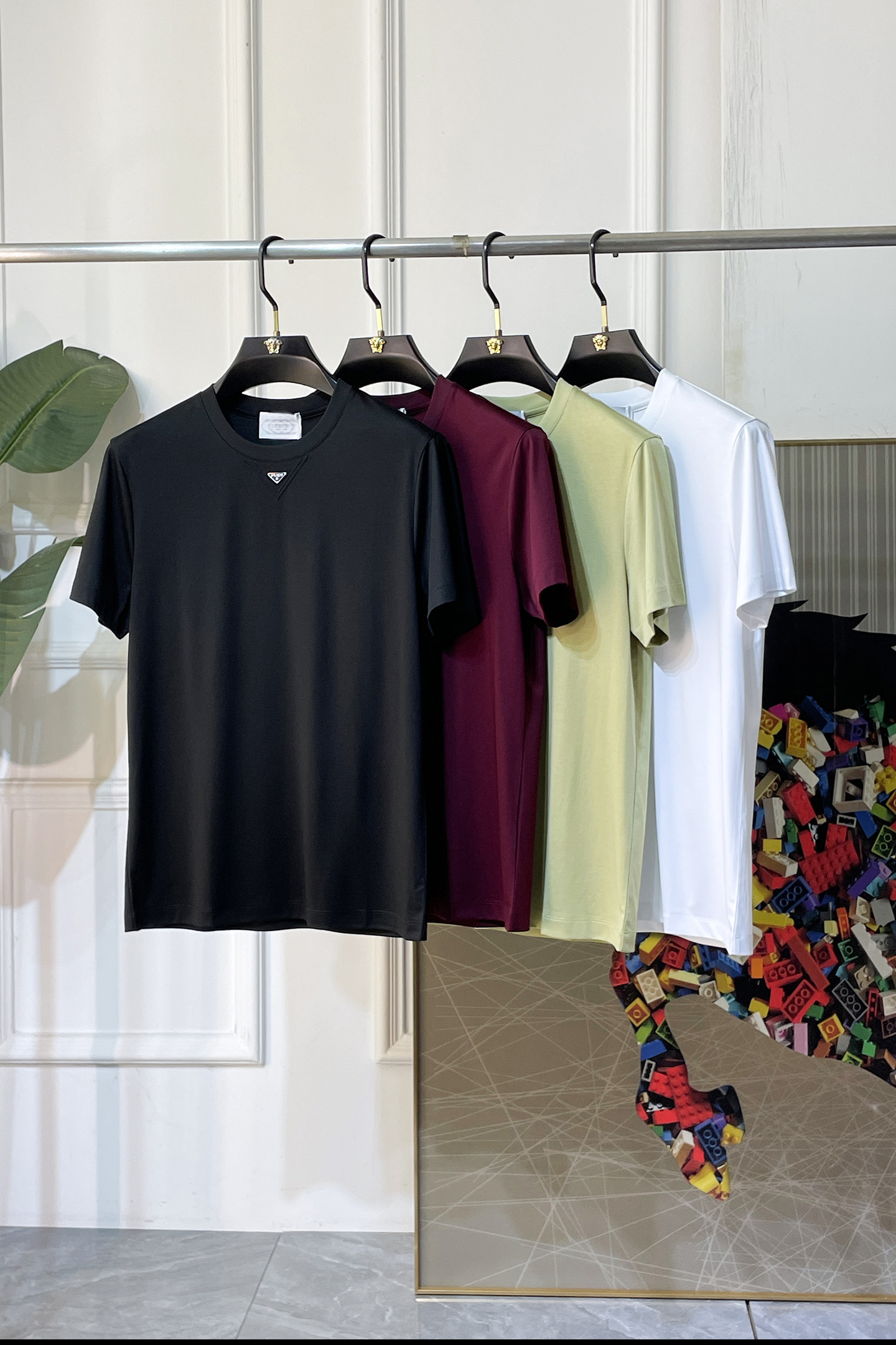 NO:849302,Prada - 2026ss Spring and Summer high-quality short-sleeved T-shirt for the Year of the Horse, synchronized with the official website, high-end quality, customized top-grade mercerized cotton fabric, 1:1 production by top manufacturers, fashionable brand heavy craftsmanship logo design, soft and delicate feel, skin-friendly and comfortable to wear, versatile and casual, the upper body is very good, handsome, a must-have for trendy men, sizes M-3XL, the maximum weight can be worn!  ,,prada,T-shirt,tees,t-shirt,19860909普拉达- 2026ss马年贺岁款春夏精品短袖T恤 官网同步 高端品质 定制顶级丝光棉面料,顶级大厂1:1制作,时尚大牌重工艺logo设计,手感柔软细腻 穿着亲肤舒适 百搭休闲 上身非常赞 帅气 潮男必备品 尺码M-3XL 最大可穿斤！,,prada,T-shirt,tees，t-shirt,,Men's clothing