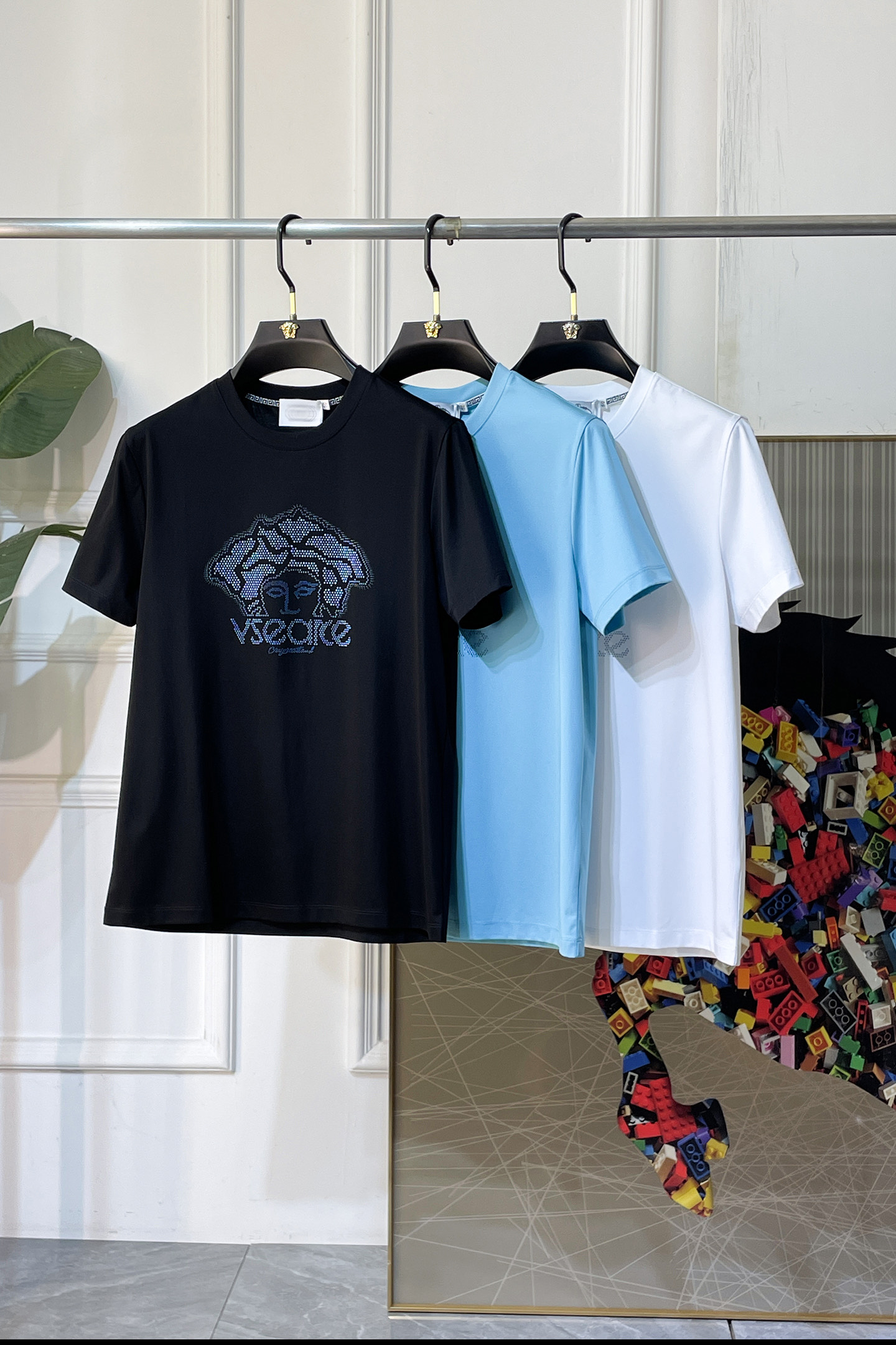 NO:849283,Versace - 2026ss Spring and Summer high-quality short-sleeved T-shirt for the Year of the Horse, synchronized with the official website, high-end quality, customized top-grade mercerized cotton fabric, 1:1 production by top manufacturers, fashionable brand heavy craftsmanship logo design, soft and delicate feel, skin-friendly and comfortable to wear, versatile and casual, the upper body is very good, handsome, a must-have for trendy men, size M-3XL, can wear up to 200 pounds!  ,,versace,T-shirt,tees,t-shirt,19860909范思哲- 2026ss马年贺岁款春夏精品短袖T恤 官网同步 高端品质 定制顶级丝光棉面料,顶级大厂1:1制作,时尚大牌重工艺logo设计,手感柔软细腻 穿着亲肤舒适 百搭休闲 上身非常赞 帅气 潮男必备品 尺码M-3XL 最大可穿200斤！,,versace,T-shirt,tees，t-shirt,,Men's clothing
