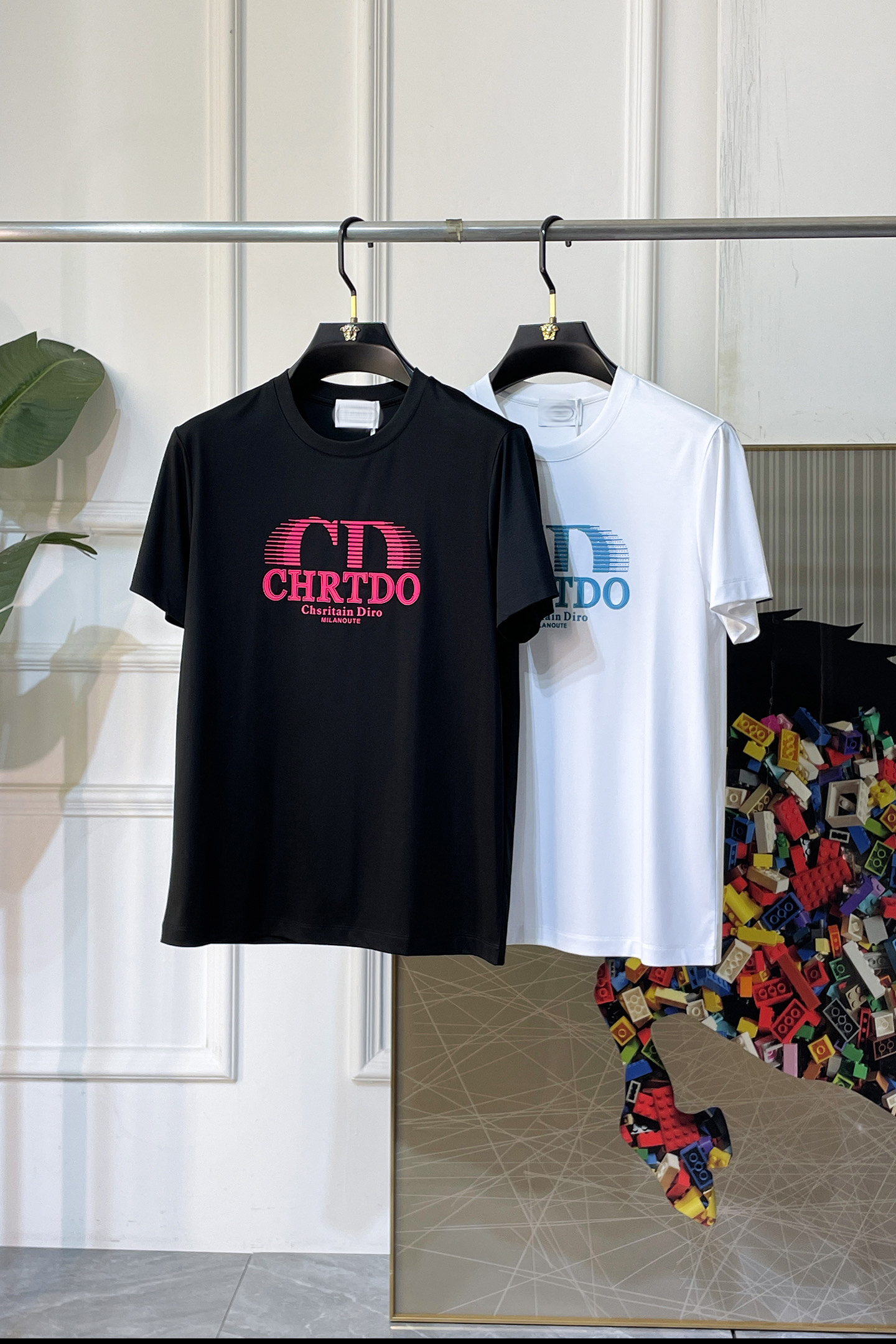 NO:840762,Dior - 2026ss Spring and Summer high-quality short-sleeved T-shirt for the Year of the Horse. Official website synchronization. High-end quality. Customized top-grade mercerized cotton fabric, 1:1 production by top manufacturers, fashionable brand heavy craftsmanship logo design, soft and delicate feel. Skin-friendly and comfortable to wear. Versatile and casual. The upper body is very good. Handsome. A must-have for trendy men. Sizes M-3XL. Can wear up to 200 pounds!  ,,dior,T-shirt,tees,t-shirt,19860909迪奥- 2026ss马年贺岁款春夏精品短袖T恤 官网同步 高端品质 定制顶级丝光棉面料,顶级大厂1:1制作,时尚大牌重工艺logo设计,手感柔软细腻 穿着亲肤舒适 百搭休闲 上身非常赞 帅气 潮男必备品 尺码M-3XL 最大可穿200斤！,,dior,T-shirt,tees，t-shirt,,Men's clothing