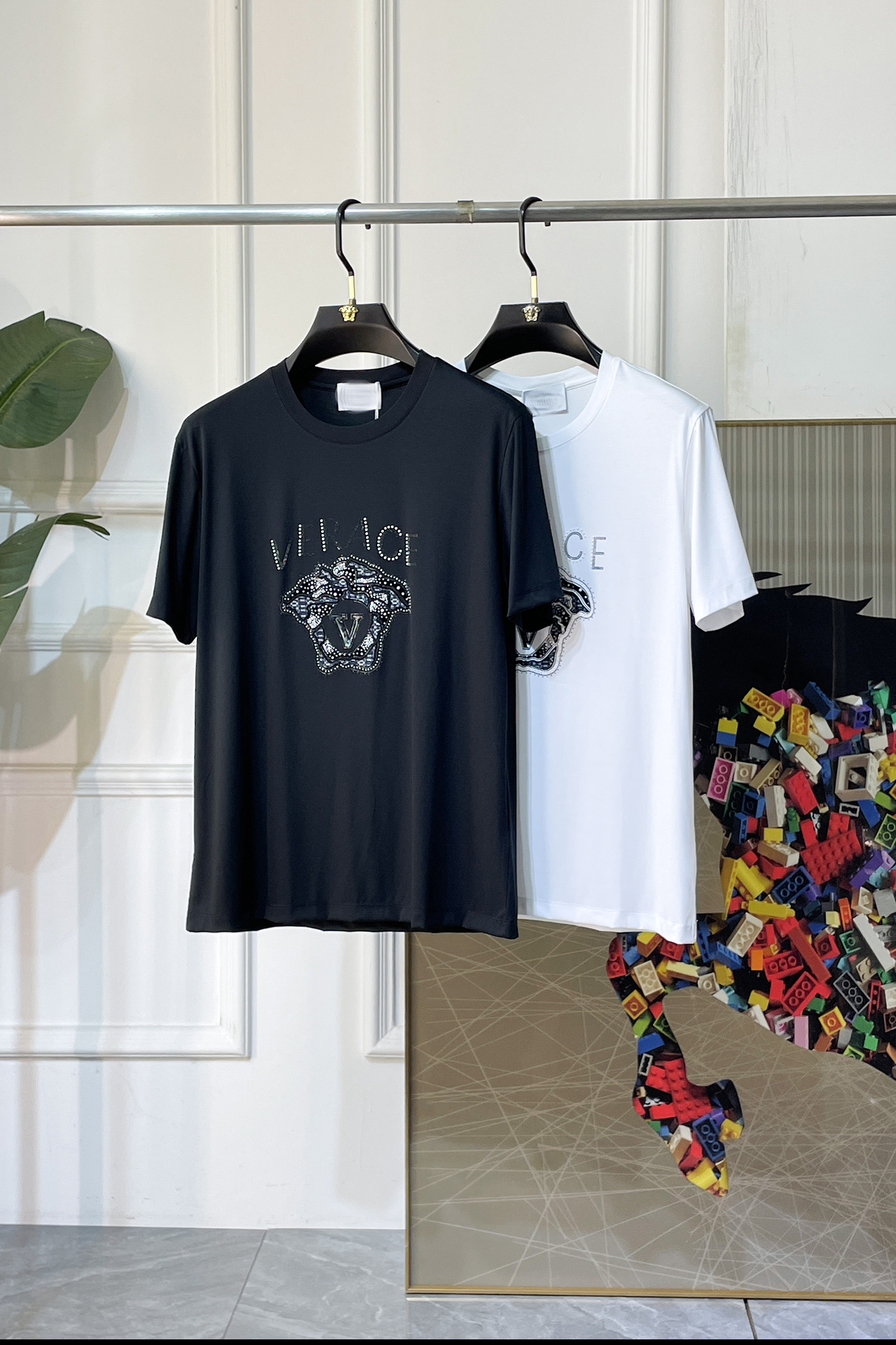 NO:836789,Versace - 2026ss Spring and Summer high-quality short-sleeved T-shirt for the Year of the Horse, synchronized with the official website, high-end quality, customized top-grade mercerized cotton fabric, 1:1 production by top manufacturers, fashionable brand heavy craftsmanship logo design, soft and delicate feel, skin-friendly and comfortable to wear, versatile and casual, the upper body is very good, handsome, a must-have for trendy men, size M-3XL, can wear up to 200 pounds!  ,,versace,T-shirt,tees,t-shirt,19860909范思哲- 2026ss马年贺岁款春夏精品短袖T恤 官网同步 高端品质 定制顶级丝光棉面料,顶级大厂1:1制作,时尚大牌重工艺logo设计,手感柔软细腻 穿着亲肤舒适 百搭休闲 上身非常赞 帅气 潮男必备品 尺码M-3XL 最大可穿200斤！,,versace,T-shirt,tees，t-shirt,,Men's clothing
