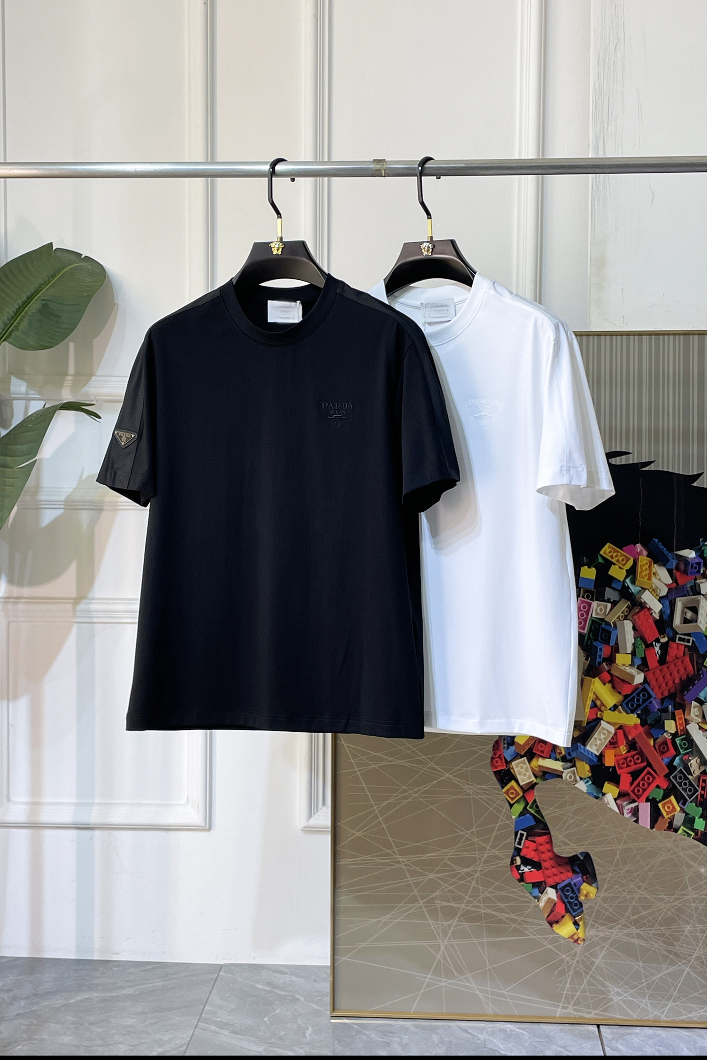 NO:840775,Prada - 2026 Year of the Horse Spring and Summer new men's wide-edition short-sleeved T-shirt, urban casual style, a very design item, top-grade foreign merchants provide customized cotton fabrics, extremely comfortable and breathable, positive skin-friendly, subverting the comfort experience brought by traditional fabrics, exquisite craftsmanship and accessories. The brand LOGO pattern on the chest is made with unique craftsmanship, with strong style. Original tailoring, meticulous detail processing better highlights its quality. Loose size M-3XL  The maximum weight you can wear!  ,,prada,T-shirt,tees,t-shirt,19860909普拉达- 2026马年春夏新款男士阔版短袖T恤,都市休闲风格,极具设计感的一款单品,顶级外商客供定制棉面料,上手极微舒适透气,亲肤性积极,颠覆传统面料所带来的舒适体验,工艺辅料考究.胸前品牌LOGO图案以独特工艺制作而成,风格性极强.原版剪裁,一丝不苟细节处理更佳彰显其品质.宽松尺码M-3XL 最大可穿斤！,,prada,T-shirt,tees，t-shirt,,Men's clothing