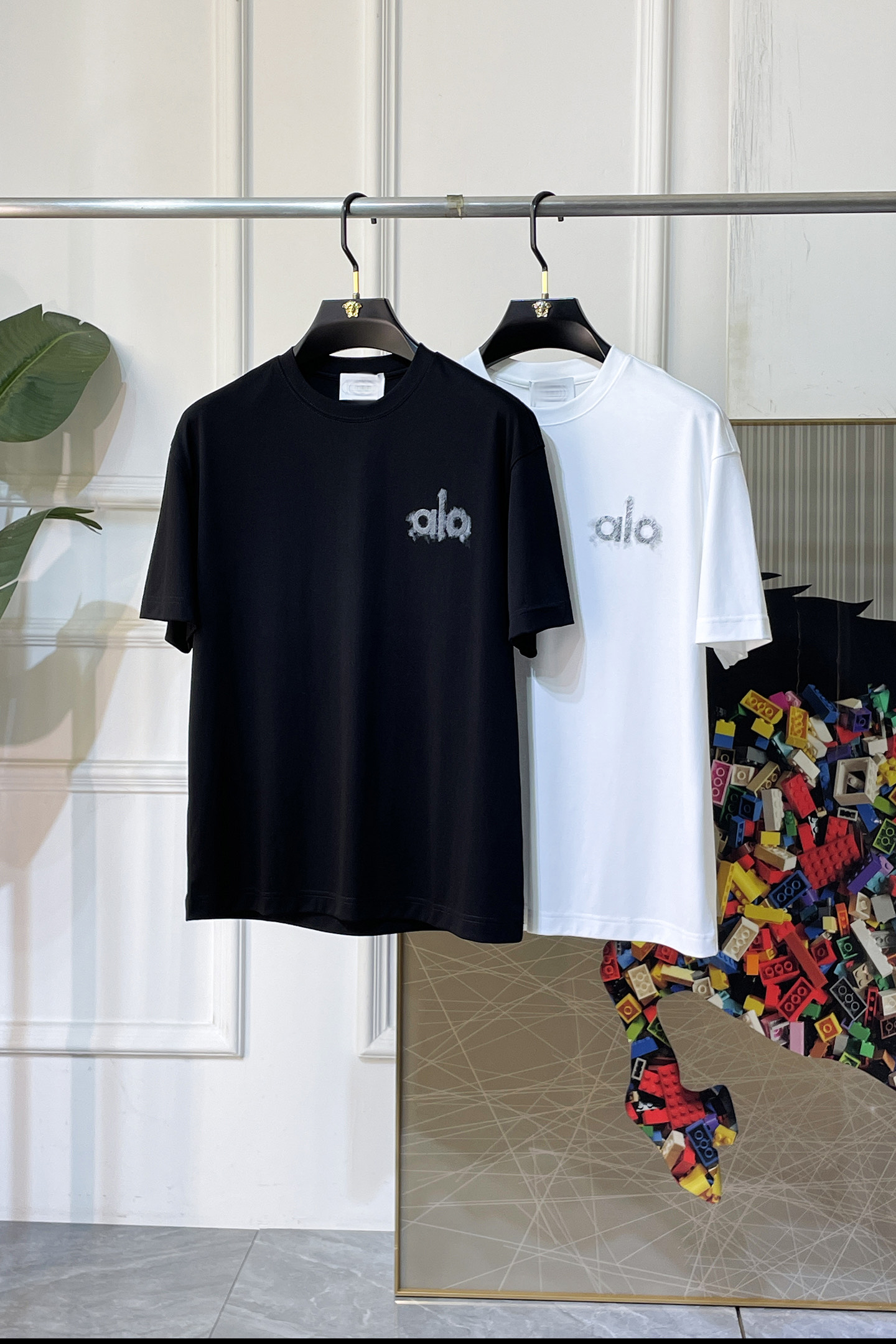 NO:840779,alo - 2026 Year of the Horse spring and summer new men's wide-edition short-sleeved T-shirt, urban casual style, a highly designed item, top-grade foreign merchants provide customized cotton fabrics, extremely comfortable and breathable, positive skin-friendly, subverting the comfort experience brought by traditional fabrics, exquisite craftsmanship and accessories. The brand LOGO pattern on the chest is made with unique craftsmanship, with strong style. Original tailoring, meticulous detail processing better highlights its quality. Loose size M-3XL  Can wear up to 210 pounds!  ,,T-shirt,tees,t-shirt,19860909alo - 2026马年春夏新款男士阔版短袖T恤,都市休闲风格,极具设计感的一款单品,顶级外商客供定制棉面料,上手极微舒适透气,亲肤性积极,颠覆传统面料所带来的舒适体验,工艺辅料考究.胸前品牌LOGO图案以独特工艺制作而成,风格性极强.原版剪裁,一丝不苟细节处理更佳彰显其品质.宽松尺码M-3XL 最大可穿210斤！,,T-shirt,tees，t-shirt,,Men's clothing