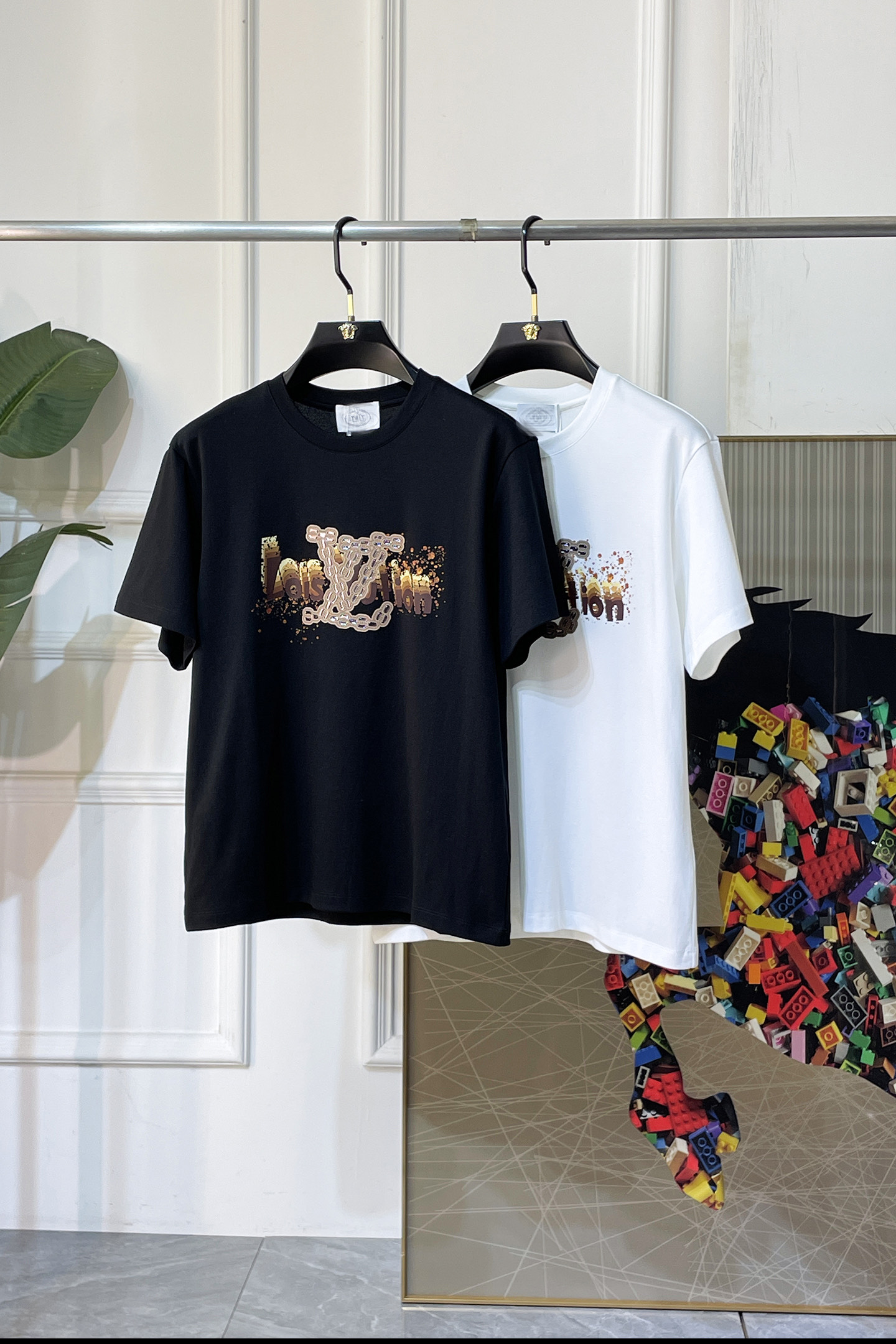NO:840756,LV- 2026ss Spring and Summer high-quality short-sleeved T-shirt for the Year of the Horse, synchronized with the official website, high-end quality, customized top-grade mercerized cotton fabric, 1:1 production by top manufacturers, fashionable brand heavy craftsmanship logo design, soft and delicate feel, skin-friendly and comfortable to wear, versatile and casual, the upper body is very good, handsome, a must-have for trendy men, size M-3XL, can wear up to 200 pounds!  ,,louis vuitton,T-shirt,tees,t-shirt,19860909LV- 2026ss马年贺岁款春夏精品短袖T恤 官网同步 高端品质 定制顶级丝光棉面料,顶级大厂1:1制作,时尚大牌重工艺logo设计,手感柔软细腻 穿着亲肤舒适 百搭休闲 上身非常赞 帅气 潮男必备品 尺码M-3XL 最大可穿200斤！,,louis vuitton,T-shirt,tees，t-shirt,,Men's clothing