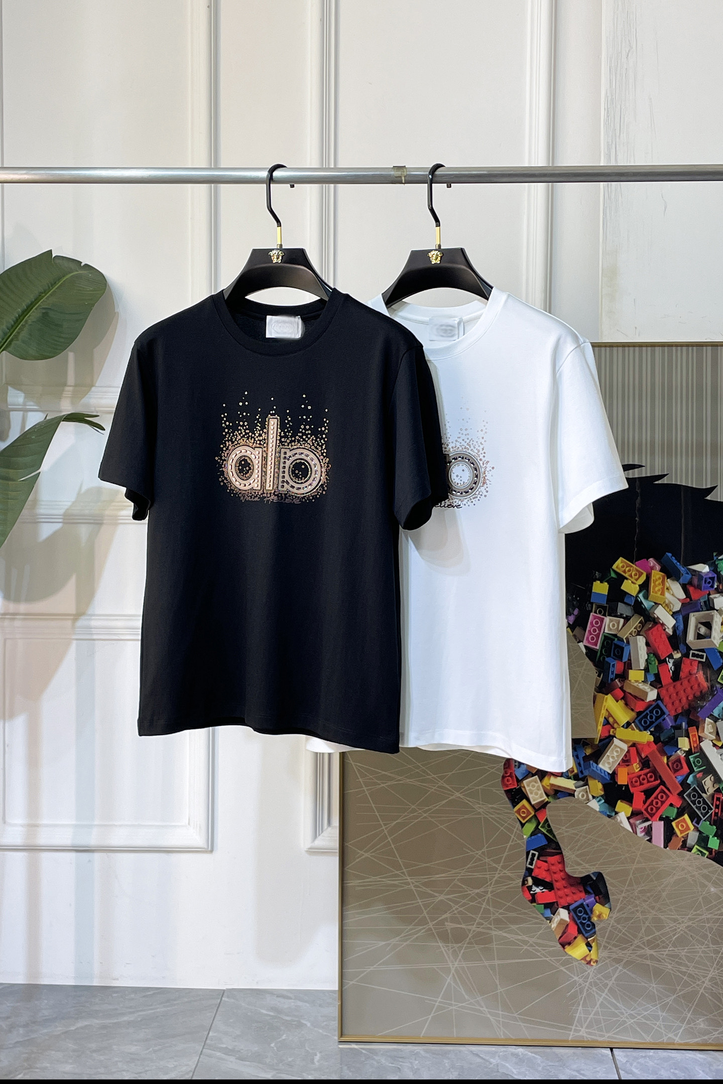 NO:840760,alo- 2026ss Spring and Summer high-quality short-sleeved T-shirt for the Year of the Horse, synchronized with the official website, high-end quality, customized top-grade mercerized cotton fabric, 1:1 production by top manufacturers, fashionable brand heavy craftsmanship logo design, soft and delicate feel, skin-friendly and comfortable to wear, versatile and casual, the upper body is very good, handsome, a must-have for trendy men, size M-3XL, can wear up to 200 pounds!  ,,T-shirt,tees,t-shirt,19860909alo- 2026ss马年贺岁款春夏精品短袖T恤 官网同步 高端品质 定制顶级丝光棉面料,顶级大厂1:1制作,时尚大牌重工艺logo设计,手感柔软细腻 穿着亲肤舒适 百搭休闲 上身非常赞 帅气 潮男必备品 尺码M-3XL 最大可穿200斤！,,T-shirt,tees，t-shirt,,Men's clothing