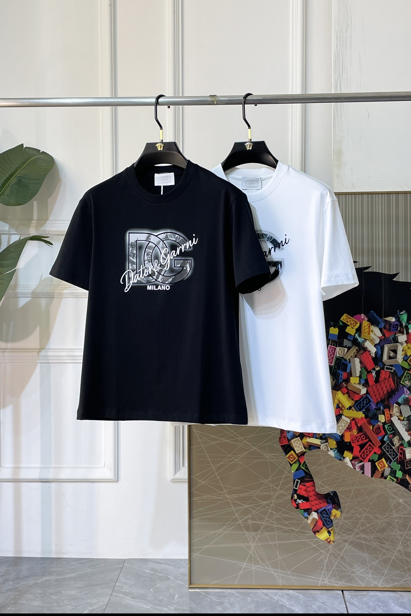 NO:849284,DG- 2026 Year of the Horse spring and summer new men's wide-edition short-sleeved T-shirt, urban casual style, a highly designed item, top-grade foreign merchants provide customized cotton fabrics, extremely comfortable and breathable, positive skin-friendly, subverting the comfort experience brought by traditional fabrics, exquisite craftsmanship and accessories. The brand LOGO pattern on the chest is made with unique craftsmanship, with strong style. Original tailoring, meticulous detail processing better highlights its quality. Loose size M-3XL  Can wear up to 220 pounds!  ,,T-shirt,tees,t-shirt,19860909DG- 2026马年春夏新款男士阔版短袖T恤,都市休闲风格,极具设计感的一款单品,顶级外商客供定制棉面料,上手极微舒适透气,亲肤性积极,颠覆传统面料所带来的舒适体验,工艺辅料考究.胸前品牌LOGO图案以独特工艺制作而成,风格性极强.原版剪裁,一丝不苟细节处理更佳彰显其品质.宽松尺码M-3XL 最大可穿220斤！,,T-shirt,tees，t-shirt,,Men's clothing