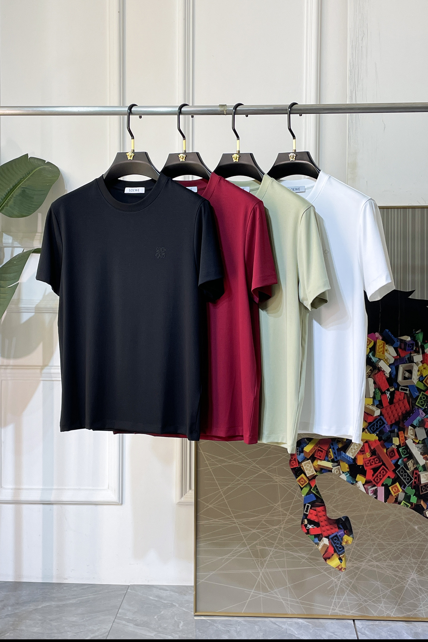 NO:849265,Luo Yiwei - 2026ss Year of the Horse Spring and Summer high-quality short-sleeved T-shirts. Official website synchronization. High-end quality. Customized top-grade mercerized cotton fabric, 1:1 production by top manufacturers, fashionable brand heavy craftsmanship logo design, soft and delicate feel. Skin-friendly and comfortable to wear. Versatile and casual. The upper body is very good. Handsome. A must-have for trendy men. Sizes M-3XL. Can wear up to 200 pounds!  ,,loewe,T-shirt,tees,t-shirt,19860909罗意威- 2026ss马年贺岁款春夏精品短袖T恤 官网同步 高端品质 定制顶级丝光棉面料,顶级大厂1:1制作,时尚大牌重工艺logo设计,手感柔软细腻 穿着亲肤舒适 百搭休闲 上身非常赞 帅气 潮男必备品 尺码M-3XL 最大可穿200斤！,,loewe,T-shirt,tees，t-shirt,,Men's clothing