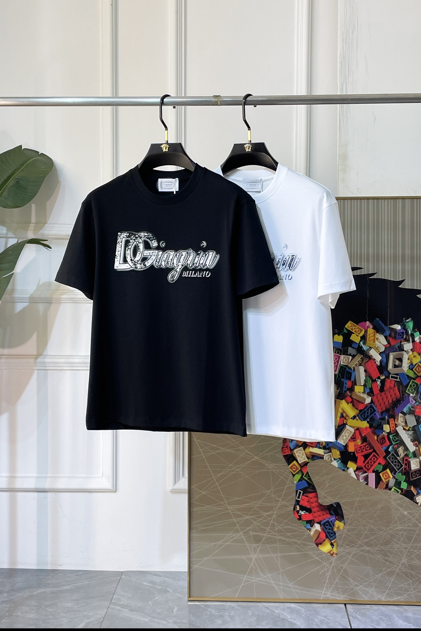 NO:840770,DG - 2026 Year of the Horse spring and summer new men's wide-edition short-sleeved T-shirt, urban casual style, a highly designed item, top-grade foreign merchants provide customized cotton fabrics, extremely comfortable and breathable, positive skin-friendly, subverting the comfort experience brought by traditional fabrics, exquisite craftsmanship and accessories. The brand LOGO pattern on the chest is made with unique craftsmanship, with strong style. Original tailoring, meticulous detail processing better highlights its quality. Loose size M-3XL  Can wear up to 210 pounds!  ,,T-shirt,tees,t-shirt,19860909DG - 2026马年春夏新款男士阔版短袖T恤,都市休闲风格,极具设计感的一款单品,顶级外商客供定制棉面料,上手极微舒适透气,亲肤性积极,颠覆传统面料所带来的舒适体验,工艺辅料考究.胸前品牌LOGO图案以独特工艺制作而成,风格性极强.原版剪裁,一丝不苟细节处理更佳彰显其品质.宽松尺码M-3XL 最大可穿210斤！,,T-shirt,tees，t-shirt,,Men's clothing