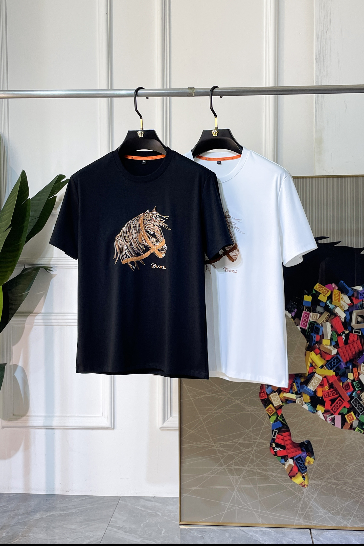 NO:838322,Hermès - 2026ss Year of the Horse Spring and Summer high-quality short-sleeved T-shirt. Official website synchronization. High-end quality. Customized top-grade Xinjiang long-staple cotton fabric, 1:1 production by top manufacturers, fashionable brand heavy craftsmanship logo design, soft and delicate feel. Skin-friendly and comfortable to wear. Versatile and casual. The upper body is very good. Handsome. A must-have for trendy men. Size M-4XL. Can wear up to 200 pounds!  ,,hermes,T-shirt,tees,t-shirt,19860909爱玛仕 - 2026ss马年贺岁款春夏精品短袖T恤 官网同步 高端品质 定制顶级新疆长绒棉面料,顶级大厂1:1制作,时尚大牌重工艺logo设计,手感柔软细腻 穿着亲肤舒适 百搭休闲 上身非常赞 帅气 潮男必备品 尺码M-4XL 最大可穿200斤！,,hermes,T-shirt,tees，t-shirt,,Men's clothing