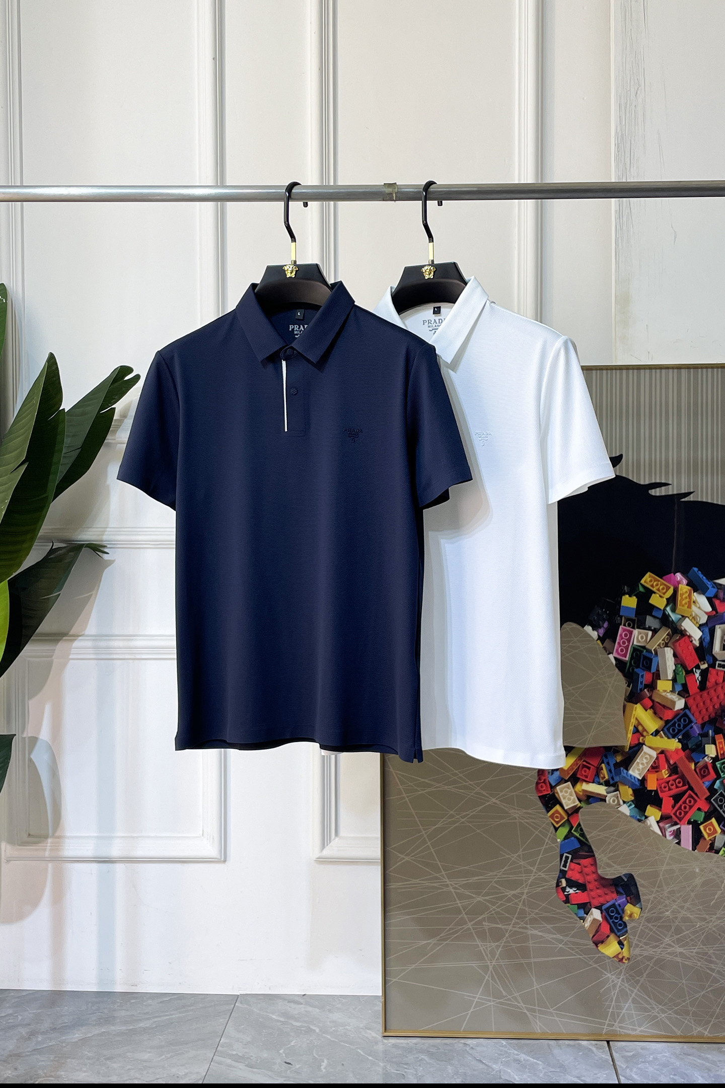 NO:846127,Prada - 2026ss New Year of the Horse spring and summer new polo collar short-sleeved series. Selected high-quality long-staple cotton fabrics, fashionable big-name element logo design, awesome upper body shape, fine fabrics, comfortable and breathable, super good-looking with any combination, a must-have for fashionable men!  Sizes M-4XL can fit up to 200 pounds!  ,,prada,T-shirt,19860909普拉达 - 2026ss马年春夏新款polo领短袖系列.精选优质长绒棉面料,时尚大牌元素logo设计,上身版型超赞,面料细腻舒适透气,随意搭配都超级好看时尚型男必备款哦！尺码M-4XL 最大可穿200斤！,,prada,T-shirt,,Men's clothing