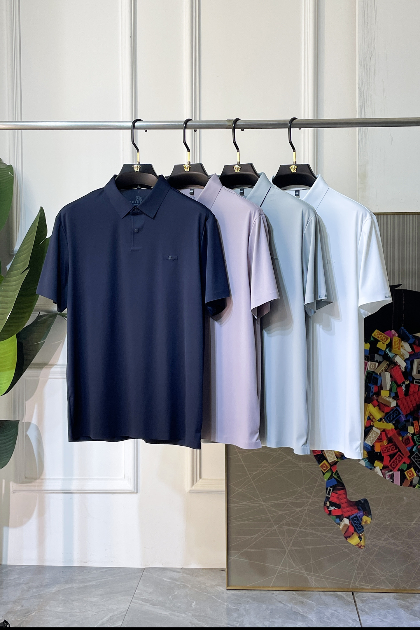 NO:838408,Burberry - 2026ss Year of the Horse spring and summer new polo collar short-sleeved series. Selected high-quality long-staple cotton fabrics, fashionable big-name element logo design, awesome upper body shape, fine, comfortable and breathable fabrics, super good-looking with any combination, a must-have for fashionable men!  Sizes M-4XL can fit up to 200 pounds!  ,,burberry,T-shirt,19860909巴宝莉 - 2026ss马年春夏新款polo领短袖系列.精选优质长绒棉面料,时尚大牌元素logo设计,上身版型超赞,面料细腻舒适透气,随意搭配都超级好看时尚型男必备款哦！尺码M-4XL 最大可穿200斤！,,burberry,T-shirt,,Men's clothing