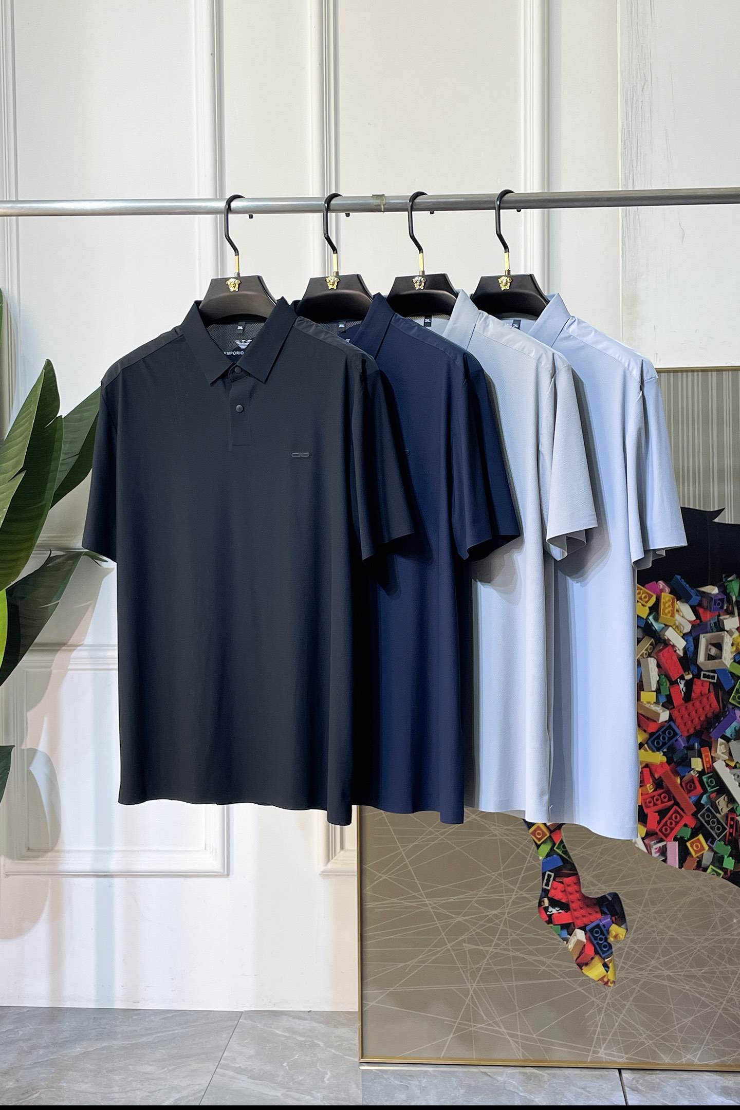 NO:829924,Armani - 2026ss New Year of the Horse spring and summer new polo collar short-sleeved series. Selected high-quality long-staple cotton fabrics, fashionable big-name element logo design, awesome upper body shape, fine, comfortable and breathable fabrics, super good-looking with any combination, a must-have for fashionable men!  Sizes M-4XL can fit up to 200 pounds!  ,,armani,T-shirt,19860909阿玛尼 - 2026ss马年春夏新款polo领短袖系列.精选优质长绒棉面料,时尚大牌元素logo设计,上身版型超赞,面料细腻舒适透气,随意搭配都超级好看时尚型男必备款哦！尺码M-4XL 最大可穿200斤！,,armani,T-shirt,,Men's clothing