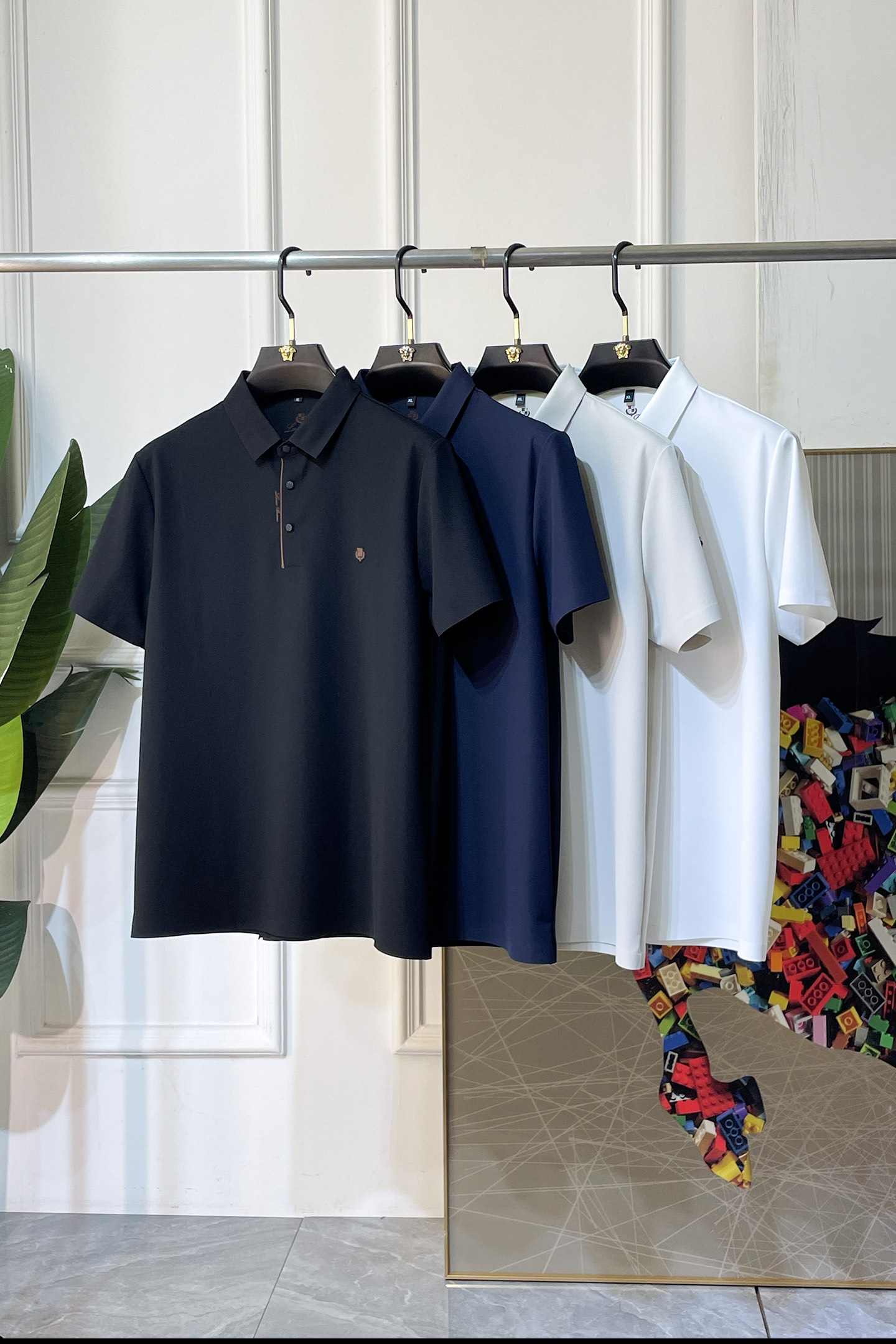 NO:829933,LP Noyo - 2026ss New Year of the Horse spring and summer new polo collar short-sleeved series. Selected high-quality long-staple cotton fabrics, fashionable big-name element logo design, awesome upper body shape, fine, comfortable and breathable fabrics, super good-looking and a must-have for fashionable men with any combination!  Sizes M-4XL can fit up to 200 pounds!  ,,loro piana,T-shirt,19860909LP诺悠 - 2026ss马年春夏新款polo领短袖系列.精选优质长绒棉面料,时尚大牌元素logo设计,上身版型超赞,面料细腻舒适透气,随意搭配都超级好看时尚型男必备款哦！尺码M-4XL 最大可穿200斤！,,loro piana,T-shirt,,Men's clothing