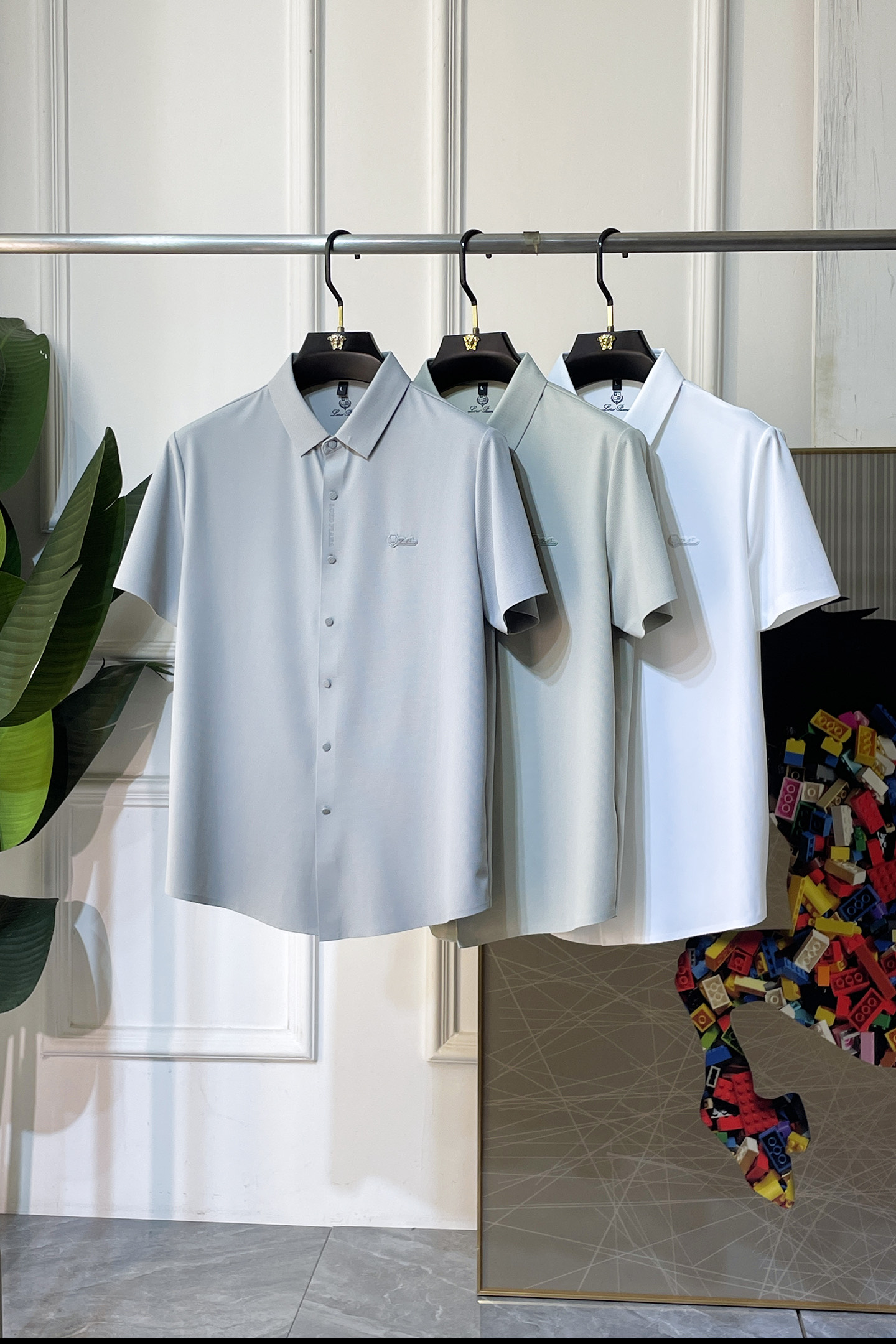 NO:832380,LP Noyo - 2026 Year of the Horse ss spring and summer fashion hot-selling high-quality short-sleeved shirts, goods from trading company channels, perfect condition, entry-level, predictable hot-selling, advanced custom-made imported high-grade cotton blended fabrics, master tailoring, invincible texture, excellent skin-friendly, very outstanding aesthetic design, exquisite craftsmanship, smooth lines, perfect match!  Easily upgrade your sense of fashion, with high recognition, great upper body effect, extremely sophisticated and rigorous workmanship, neat and meticulous wiring, it can be worn for business or daily leisure!  Counter sizes M-4XL can wear 200 pounds!  ,,loro piana,shirts,T-shirt,19860909LP诺悠 - 2026马年ss春夏时尚大爆款精品短袖衬衫,贸易公司渠道货,品相完美如斯,属于入柜级别,可预见性的爆款,高级定制进口高级棉混纺面料,大师级剪裁,质感无敌,亲肤性极佳,非常出彩的美学设计,工艺精湛,线条流畅,完美搭配！轻松将时髦感进阶,有着高强辨识度,上身效果超赞,做工极为考究严谨,走线工整细致,商务抑或日常休闲均可搭配！专柜尺码 M-4XL 可穿200斤！,,loro piana,shirts,T-shirt,,Men's clothing