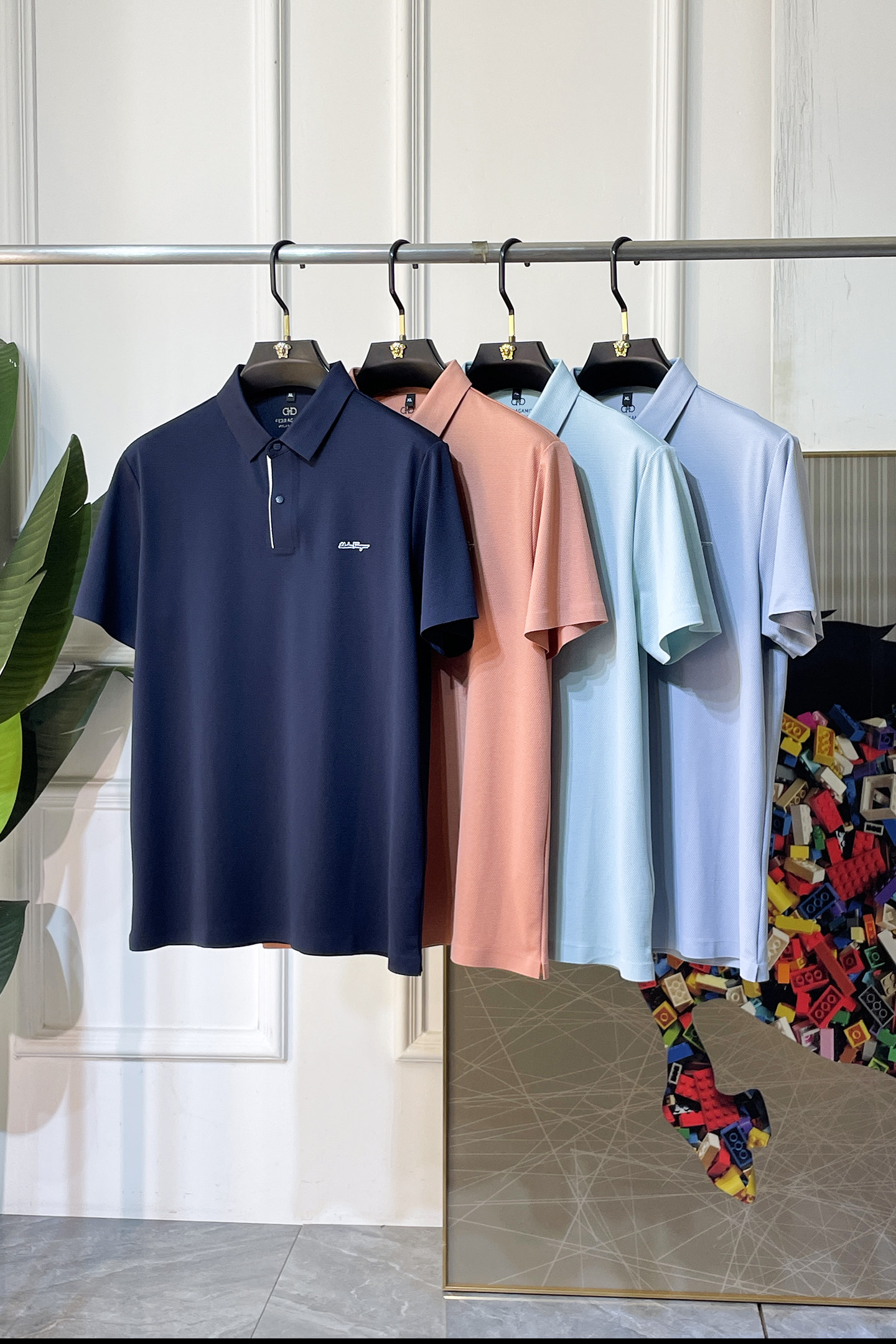 NO:832303,Ferragamo - 2026ss Year of the Horse spring and summer new polo collar short-sleeved series. Selected high-quality long-staple cotton fabrics, fashionable big-name element logo design, awesome upper body shape, fine, comfortable and breathable fabrics, super good-looking and a must-have for fashionable men with any combination!  Sizes M-4XL can fit up to 200 pounds!  ,,T-shirt,19860909菲垃格慕 - 2026ss马年春夏新款polo领短袖系列.精选优质长绒棉面料,时尚大牌元素logo设计,上身版型超赞,面料细腻舒适透气,随意搭配都超级好看时尚型男必备款哦！尺码M-4XL 最大可穿200斤！,,T-shirt,,Men's clothing