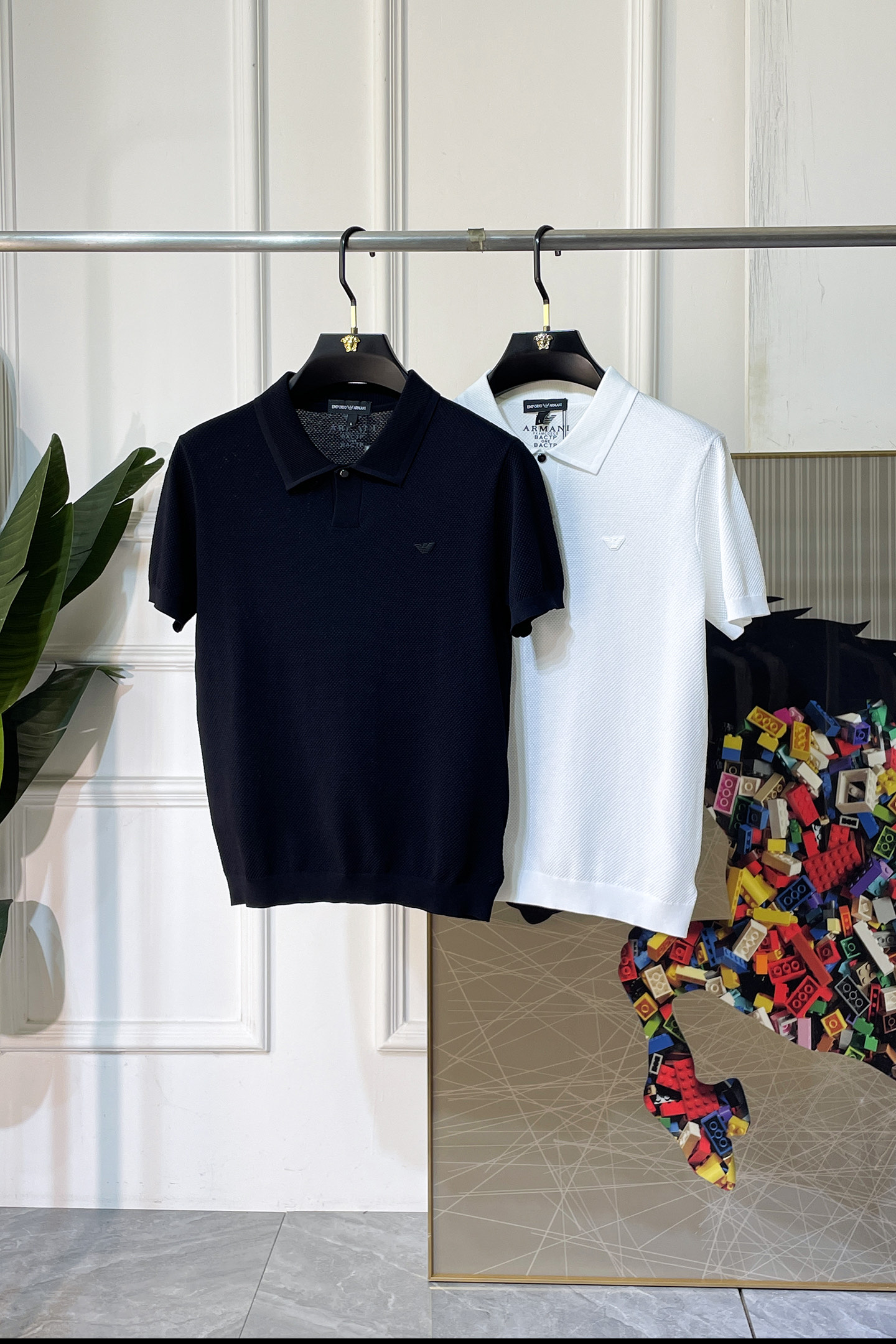 NO:832361,Armani - 2026ss Year of the Horse Spring and Summer's latest hot style high-quality knitted short-sleeved T-shirt, custom-made imported soft Yilite fabric, embellished with fashionable big-name element logos, breathable fabric, delicate and soft texture, cool and smooth against the body. Moisture-wicking, simple and generous yet fashionable, three-dimensional tailoring, super stylish upper body!  A must-have for fashionistas. Available in sizes M-4XL, with a maximum wearable size!  ,,armani,T-shirt,tees,t-shirt,19860909阿玛尼 - 2026ss马年春夏最新大爆款精品针织短袖T恤,定制进口轻柔伊力特面料,时尚大牌元素logo点缀,会呼吸的面料,质感细腻柔软,贴身冰爽顺滑.吸湿排汗,简约大方又不失时尚,版型立体裁剪,上身超有型！时尚潮人必备款 尺码M-4XL 最大可穿可穿斤！,,armani,T-shirt,tees，t-shirt,,Men's clothing