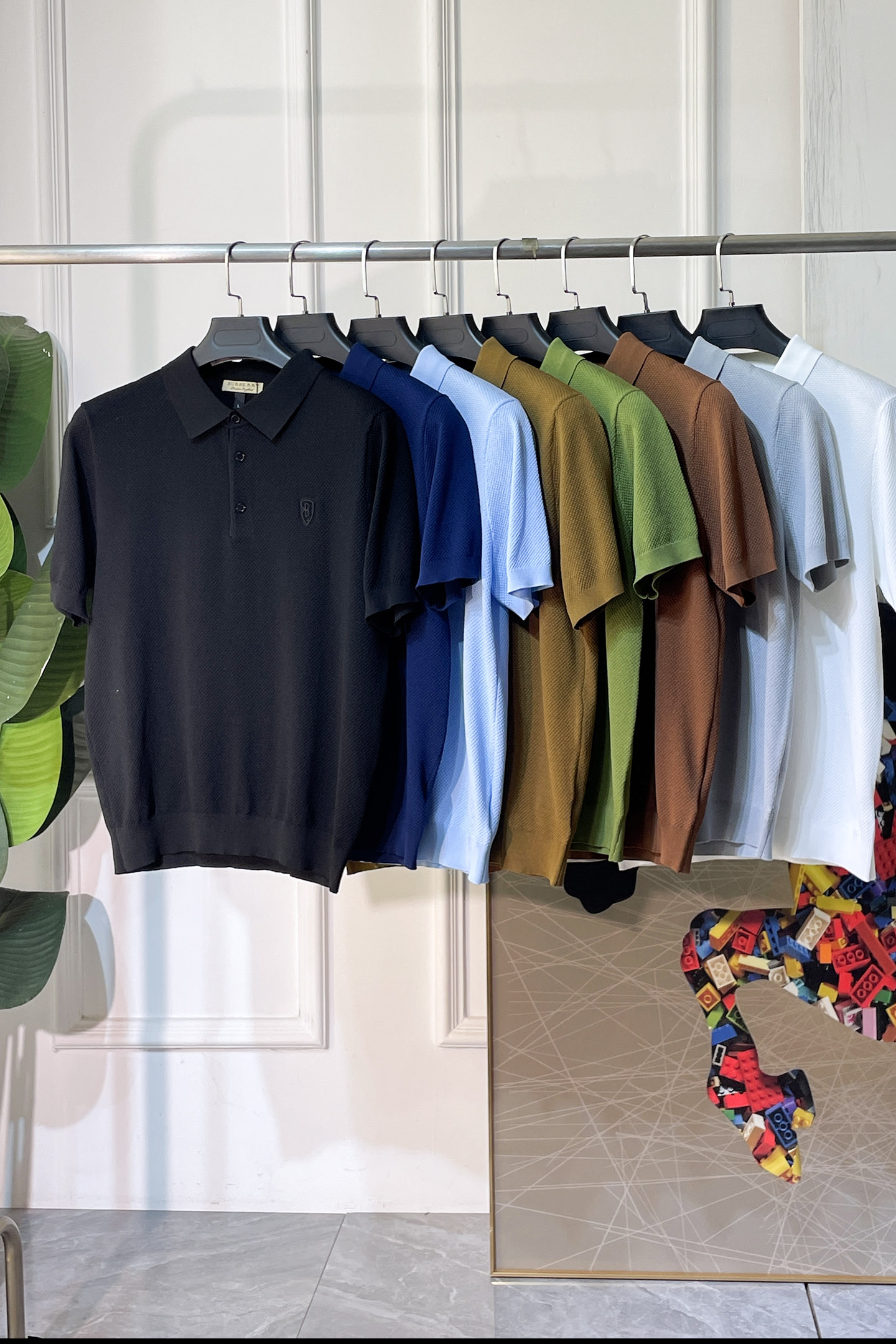 NO:849314,Burberry - 2026ss Year of the Horse Spring and Summer's latest hot-selling boutique knitted short-sleeved T-shirt, made of customized imported soft Yilite fabrics, embellished with fashionable big-name element logos, breathable fabrics, delicate and soft texture, cool and smooth against the body. Moisture-wicking, simple and elegant yet fashionable, three-dimensional tailoring, super stylish upper body!  A must-have for fashionistas. Available in sizes M-4XL, with a maximum wearable size!  ,,burberry,T-shirt,tees,t-shirt,19860909巴宝莉 - 2026ss马年春夏最新大爆款精品针织短袖T恤,定制进口轻柔伊力特面料,时尚大牌元素logo点缀,会呼吸的面料,质感细腻柔软,贴身冰爽顺滑.吸湿排汗,简约大方又不失时尚,版型立体裁剪,上身超有型！时尚潮人必备款 尺码M-4XL 最大可穿可穿斤！,,burberry,T-shirt,tees，t-shirt,,Men's clothing