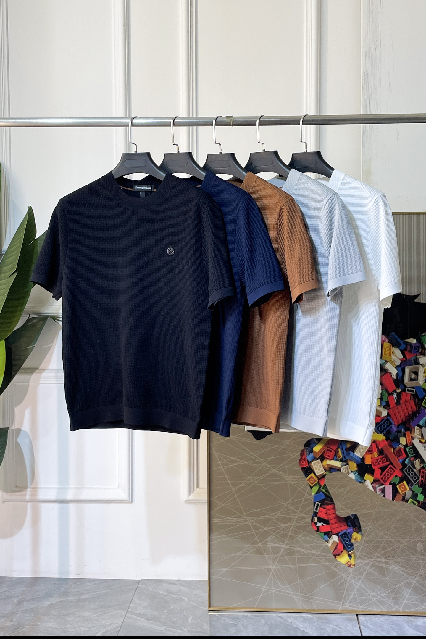 NO:829907,Zegna - 2026ss Year of the Horse Spring and Summer's latest high-quality knitted short-sleeved T-shirt, made of customized imported soft Yilite fabrics, embellished with fashionable big-name element logos, breathable fabrics, delicate and soft texture, cool and smooth against the body. Moisture-wicking, simple and elegant yet fashionable, three-dimensional tailoring, super stylish upper body!  A must-have for fashionistas, sizes M-4XL, can be worn up to 200 pounds!  ,,zegna,T-shirt,tees,t-shirt,19860909杰尼娅- 2026ss马年春夏最新大爆款精品针织短袖T恤,定制进口轻柔伊力特面料,时尚大牌元素logo点缀,会呼吸的面料,质感细腻柔软,贴身冰爽顺滑.吸湿排汗,简约大方又不失时尚,版型立体裁剪,上身超有型！时尚潮人必备款 尺码M-4XL 最大可穿可穿200斤！,,zegna,T-shirt,tees，t-shirt,,Men's clothing