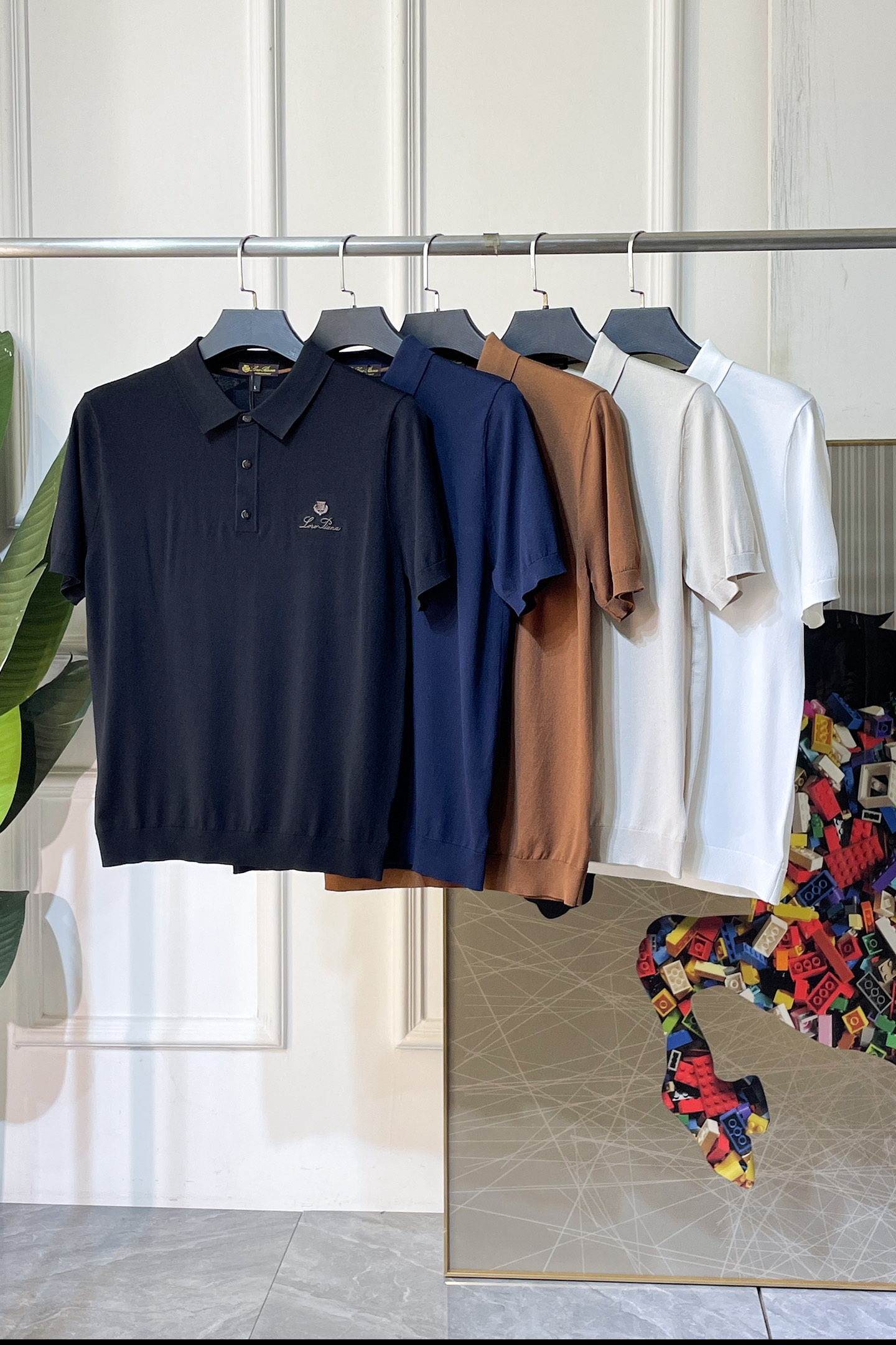 NO:849322,LP Noyo - 2026ss Year of the Horse Spring and Summer's latest hot style high-quality knitted short-sleeved T-shirt, customized imported soft Yilite fabric, embellished with fashionable big-name element logos, breathable fabric, delicate and soft texture, cool and smooth against the body. Moisture-wicking, simple and elegant yet fashionable, three-dimensional tailoring, super stylish upper body!  A must-have for fashionistas. Available in sizes M-4XL, with a maximum wearable size!  ,,loro piana,T-shirt,tees,t-shirt,19860909LP诺悠 - 2026ss马年春夏最新大爆款精品针织短袖T恤,定制进口轻柔伊力特面料,时尚大牌元素logo点缀,会呼吸的面料,质感细腻柔软,贴身冰爽顺滑.吸湿排汗,简约大方又不失时尚,版型立体裁剪,上身超有型！时尚潮人必备款 尺码M-4XL 最大可穿可穿斤！,,loro piana,T-shirt,tees，t-shirt,,Men's clothing