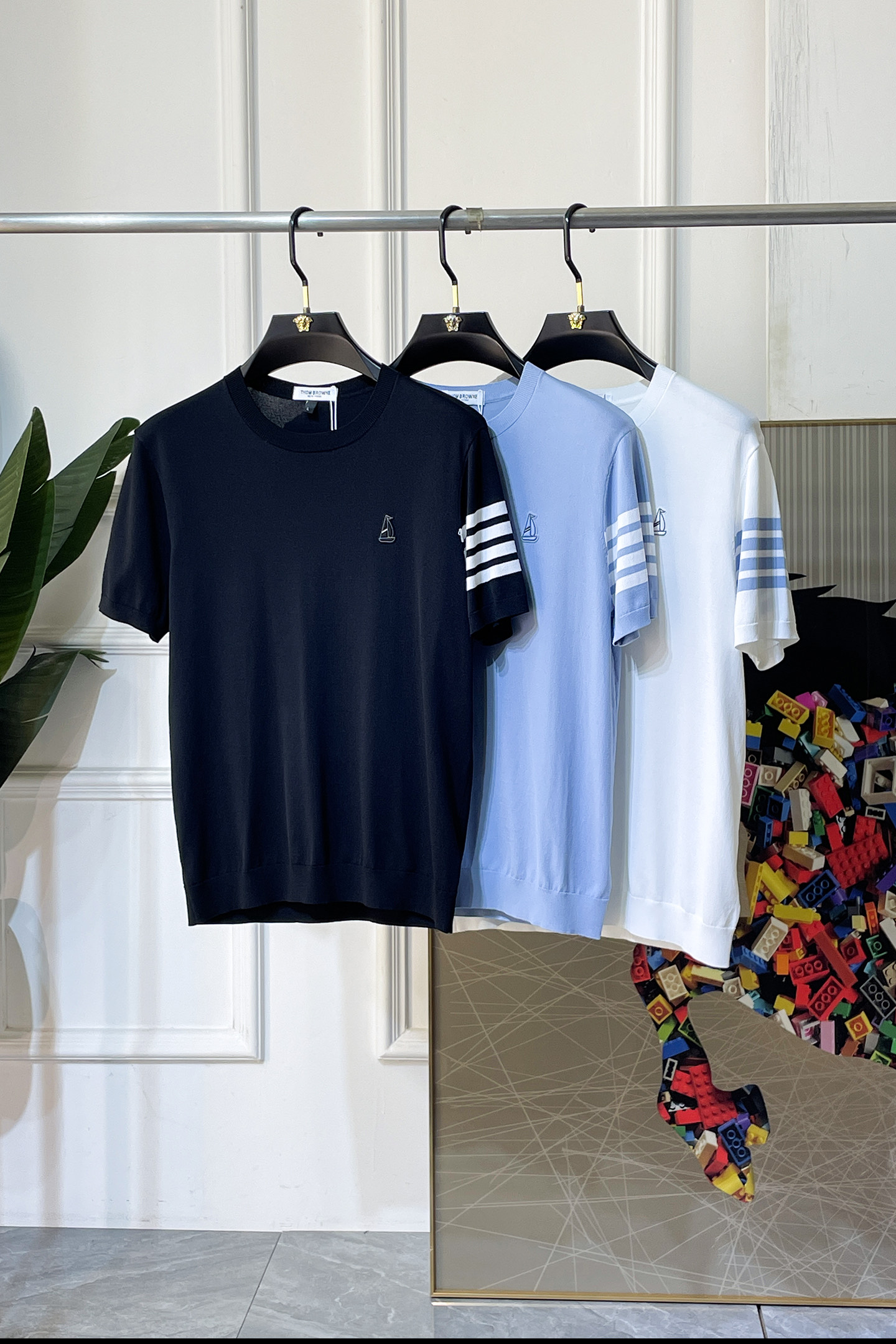NO:829914,TB- 2026ss Spring and Summer New Year of the Horse's latest high-quality knitted short-sleeved T-shirt, made of custom imported soft Yilite fabric, embellished with fashionable big-name element logos, breathable fabric, delicate and soft texture, cool and smooth against the body. Moisture-wicking, simple and elegant yet fashionable, three-dimensional tailoring, super stylish upper body!  A must-have for fashionistas, sizes M-4XL, can be worn up to 200 pounds!  ,,T-shirt,tees,t-shirt,19860909TB- 2026ss马年春夏最新大爆款精品针织短袖T恤,定制进口轻柔伊力特面料,时尚大牌元素logo点缀,会呼吸的面料,质感细腻柔软,贴身冰爽顺滑.吸湿排汗,简约大方又不失时尚,版型立体裁剪,上身超有型！时尚潮人必备款 尺码M-4XL 最大可穿可穿200斤！,,T-shirt,tees，t-shirt,,Men's clothing