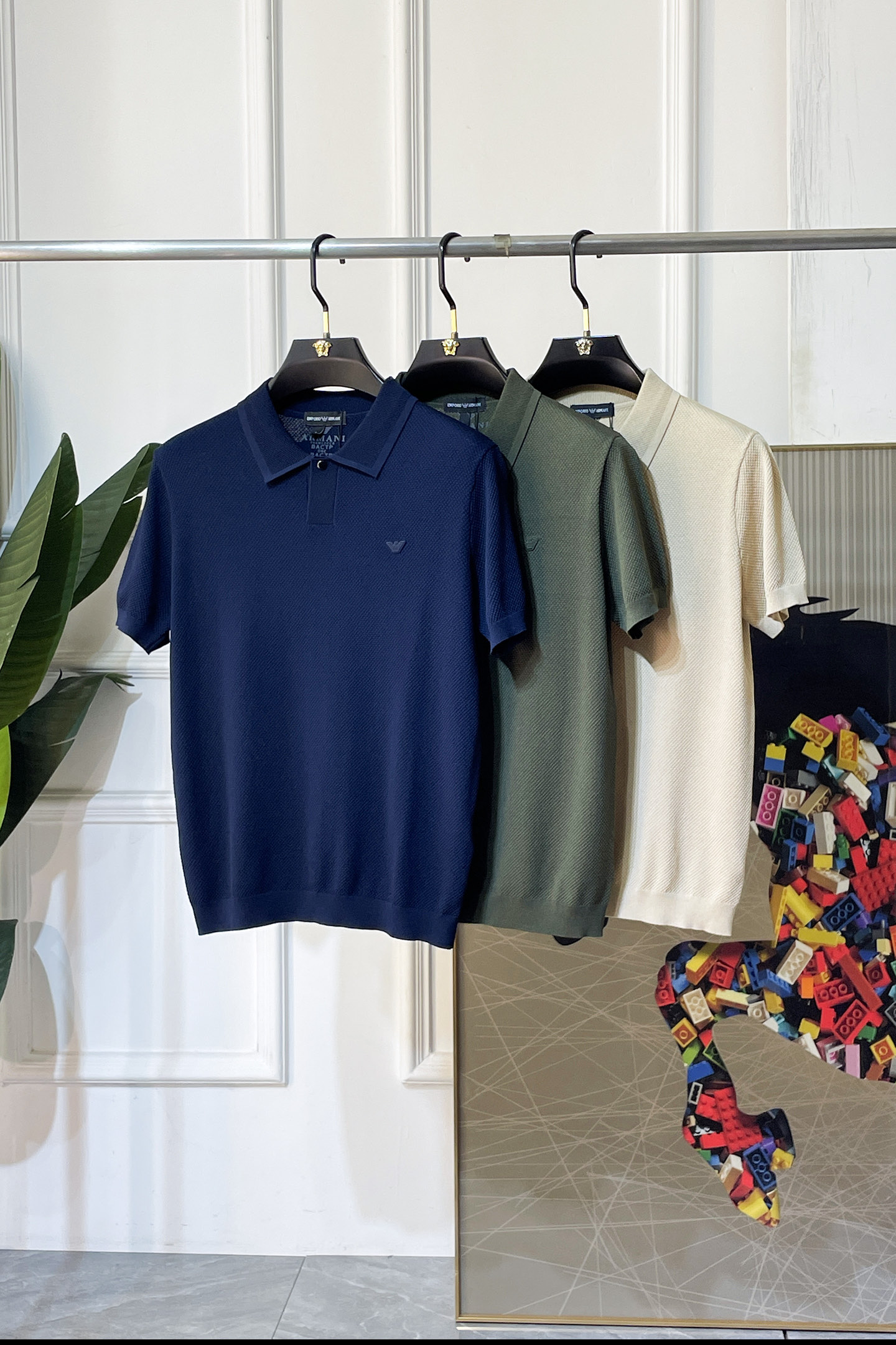 NO:849325,Armani - 2026ss Year of the Horse Spring and Summer's latest hot style high-quality knitted short-sleeved T-shirt, custom-made imported soft Yilite fabric, embellished with fashionable big-name element logos, breathable fabric, delicate and soft texture, cool and smooth against the body. Moisture-wicking, simple and generous yet fashionable, three-dimensional tailoring, super stylish upper body!  A must-have for fashionistas. Available in sizes M-4XL, with a maximum wearable size!  ,,armani,T-shirt,tees,t-shirt,19860909阿玛尼 - 2026ss马年春夏最新大爆款精品针织短袖T恤,定制进口轻柔伊力特面料,时尚大牌元素logo点缀,会呼吸的面料,质感细腻柔软,贴身冰爽顺滑.吸湿排汗,简约大方又不失时尚,版型立体裁剪,上身超有型！时尚潮人必备款 尺码M-4XL 最大可穿可穿斤！,,armani,T-shirt,tees，t-shirt,,Men's clothing