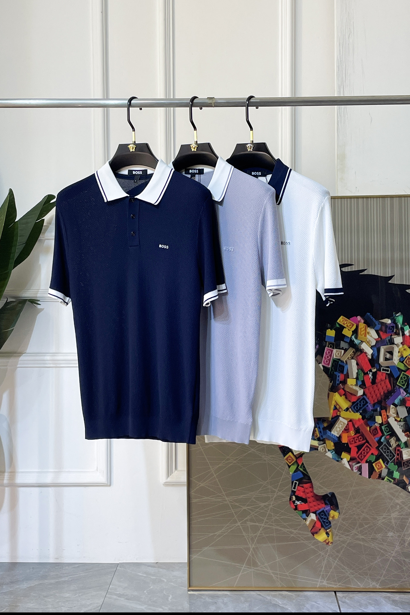 NO:849331,Boss- 2026ss Spring and Summer New Year of the Horse’s latest high-quality knitted short-sleeved T-shirt, made of custom imported soft Yilite fabric, embellished with fashionable big-name element logos, breathable fabric, delicate and soft texture, cool and smooth against the body. Moisture-wicking, simple and generous yet fashionable, three-dimensional tailoring, super stylish upper body!  A must-have for fashionistas. Available in sizes M-4XL, with a maximum wearable size!  ,,T-shirt,tees,t-shirt,19860909Boss- 2026ss马年春夏最新大爆款精品针织短袖T恤,定制进口轻柔伊力特面料,时尚大牌元素logo点缀,会呼吸的面料,质感细腻柔软,贴身冰爽顺滑.吸湿排汗,简约大方又不失时尚,版型立体裁剪,上身超有型！时尚潮人必备款 尺码M-4XL 最大可穿可穿斤！,,T-shirt,tees，t-shirt,,Men's clothing