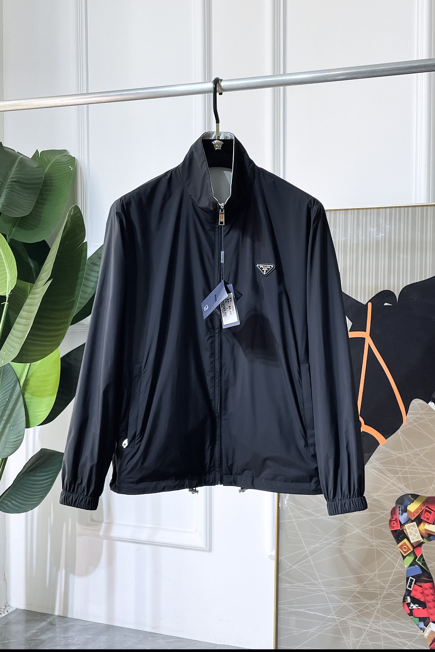 NO:840752,Prada - 2026ss Year of the Horse Spring Reversible Jacket, customized with high-quality polyester fiber fabric!  Logo design with top fashion big-name elements, complete with three standards!  Original hardware accessories, smooth lines, exquisite craftsmanship, awesome upper body shape, comfortable fabrics, windproof and warm, it is very fashionable, handsome and a must-have for casual and fashionable men with any combination!  Sizes M-3XL can fit up to 190 pounds!  ,,prada,jackets & coats,jackets & coats,19860909普拉达- 2026ss马年贺岁款春装双面穿夹克外套,定制高品质聚酯纤维面料！顶级时尚大牌元素logo设计,三标齐全！原版五金辅料,线条流畅,工艺精致,上身版型超赞,面料舒适,挡风保暖,随意搭配都非常时尚帅气休闲时尚男仕必备款哦！尺码M-3XL 最大穿190斤！,,prada,jackets & coats,jackets & coats,,Men's clothing