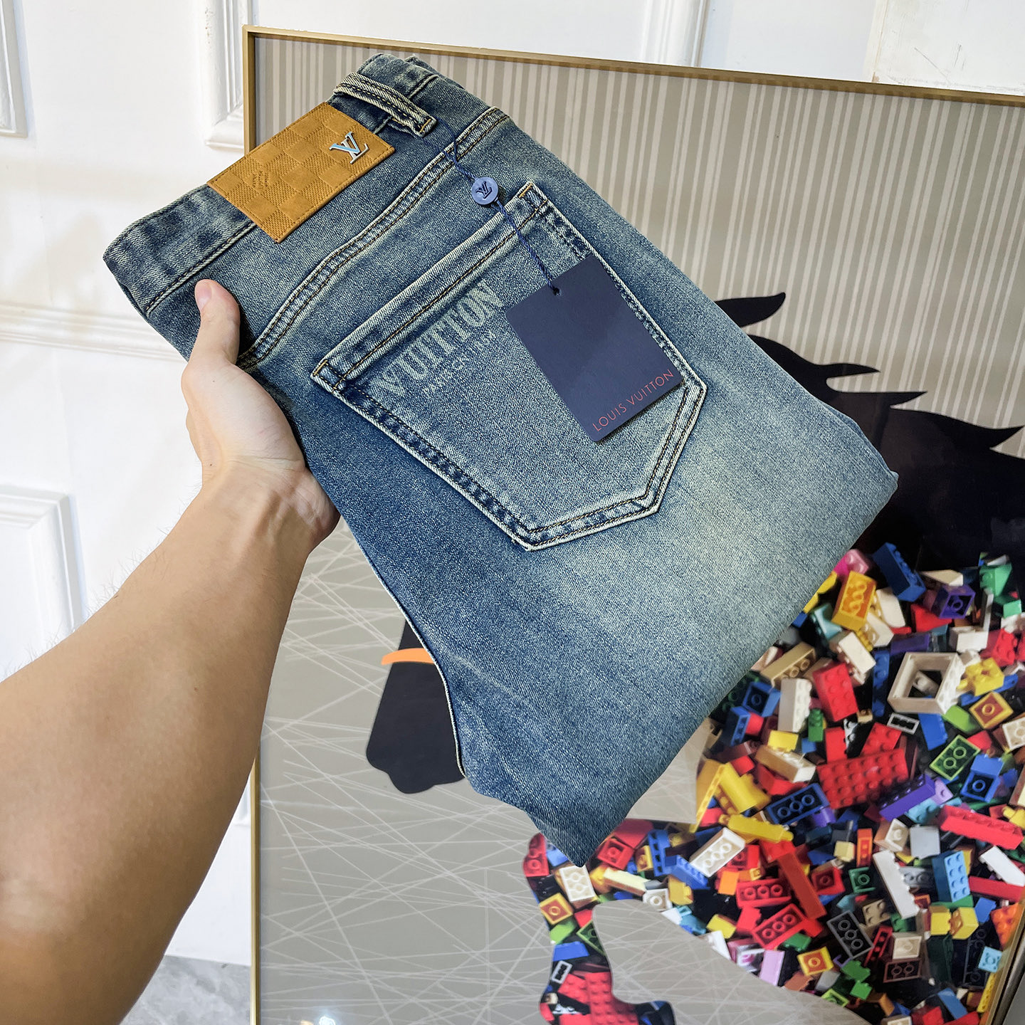 NO:776702,LV - 2026ss spring and summer hot-selling jeans for the Year of the Horse. Made from original 1:1, perfect for daily necessities, simple and stylish, custom imported denim fabric, heavy washing process, complex workmanship and exquisite craftsmanship. Easily cater to the needs of the four seasons, soft and elastic to the touch, smooth and neat, original accessories and hardware, comfortable upper body, very easy to wear and durable, size 29-40,, louis vuitton, jeans,19860909LV - 2026ss马年春夏大爆款牛仔裤.原单1:1制作,日常必备的完美之选,简单大气亦时尚有型,定制进口丹宁面料 ,重工洗水工艺,做工复杂工艺精湛.轻松迎合四季需要,手感柔软带弹力,流畅利落,原版辅料五金,上身舒适非常易搭耐看码数29-40,,louis vuitton,jeans,,Men's clothing