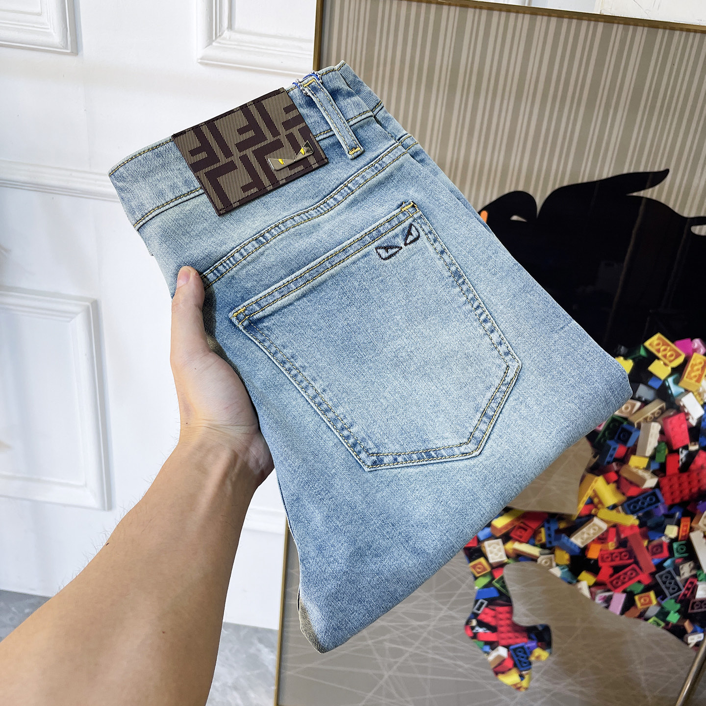 NO:776714,Fendi - 2026ss Spring and Summer hot style 9-point jeans. Original 1:1 production, a perfect choice for daily essentials, simple and elegant, fashionable and stylish, customized imported denim fabric, heavy washing process, complex workmanship and exquisite craftsmanship. Easily cater to the needs of the four seasons, soft and elastic to the touch, smooth and neat, original accessories and hardware, comfortable upper body, very easy to wear and durable, code number 29-36,,fendi,jeans,19860909芬迪- 2026ss马年春夏大爆款9分牛仔裤.原单1:1制作,日常必备的完美之选,简单大气亦时尚有型,定制进口丹宁面料 ,重工洗水工艺,做工复杂工艺精湛.轻松迎合四季需要,手感柔软带弹力,流畅利落,原版辅料五金,上身舒适非常易搭耐看码数29-36,,fendi,jeans,,Men's clothing