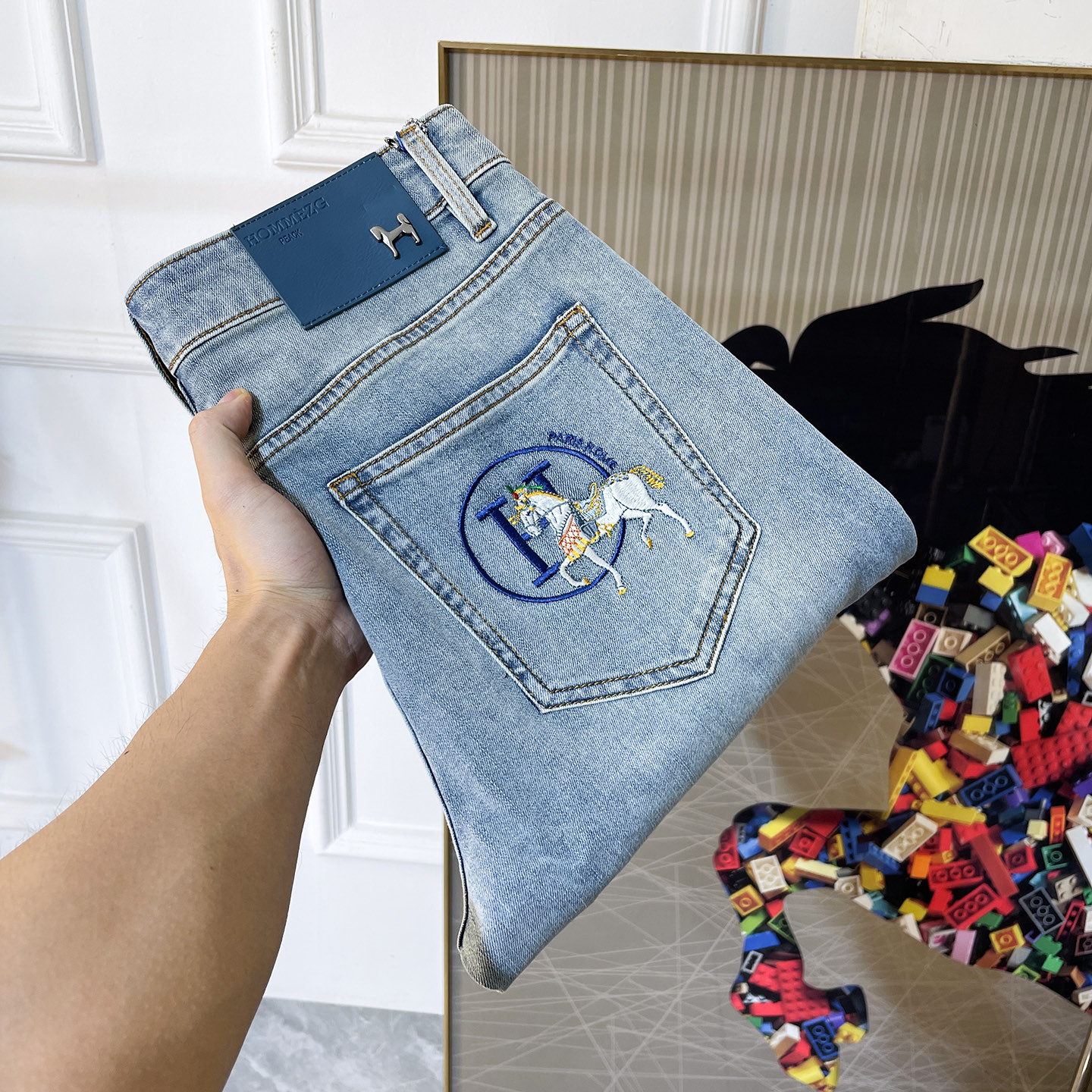 NO:776717,Hermès - 2026ss Spring and Summer hot style 9-point jeans. Original 1:1 production, a perfect choice for daily essentials, simple and elegant, fashionable and stylish, custom imported denim fabric, heavy washing process, complex workmanship and exquisite craftsmanship. Easily cater to the needs of the four seasons, soft and elastic to the touch, smooth and neat, original accessories and hardware, comfortable upper body, very easy to wear and durable, size 29-36, hermes,jeans,19860909爱玛仕 - 2026ss马年春夏大爆款9分牛仔裤.原单1:1制作,日常必备的完美之选,简单大气亦时尚有型,定制进口丹宁面料 ,重工洗水工艺,做工复杂工艺精湛.轻松迎合四季需要,手感柔软带弹力,流畅利落,原版辅料五金,上身舒适非常易搭耐看码数29-36,,hermes,jeans,,Men's clothing