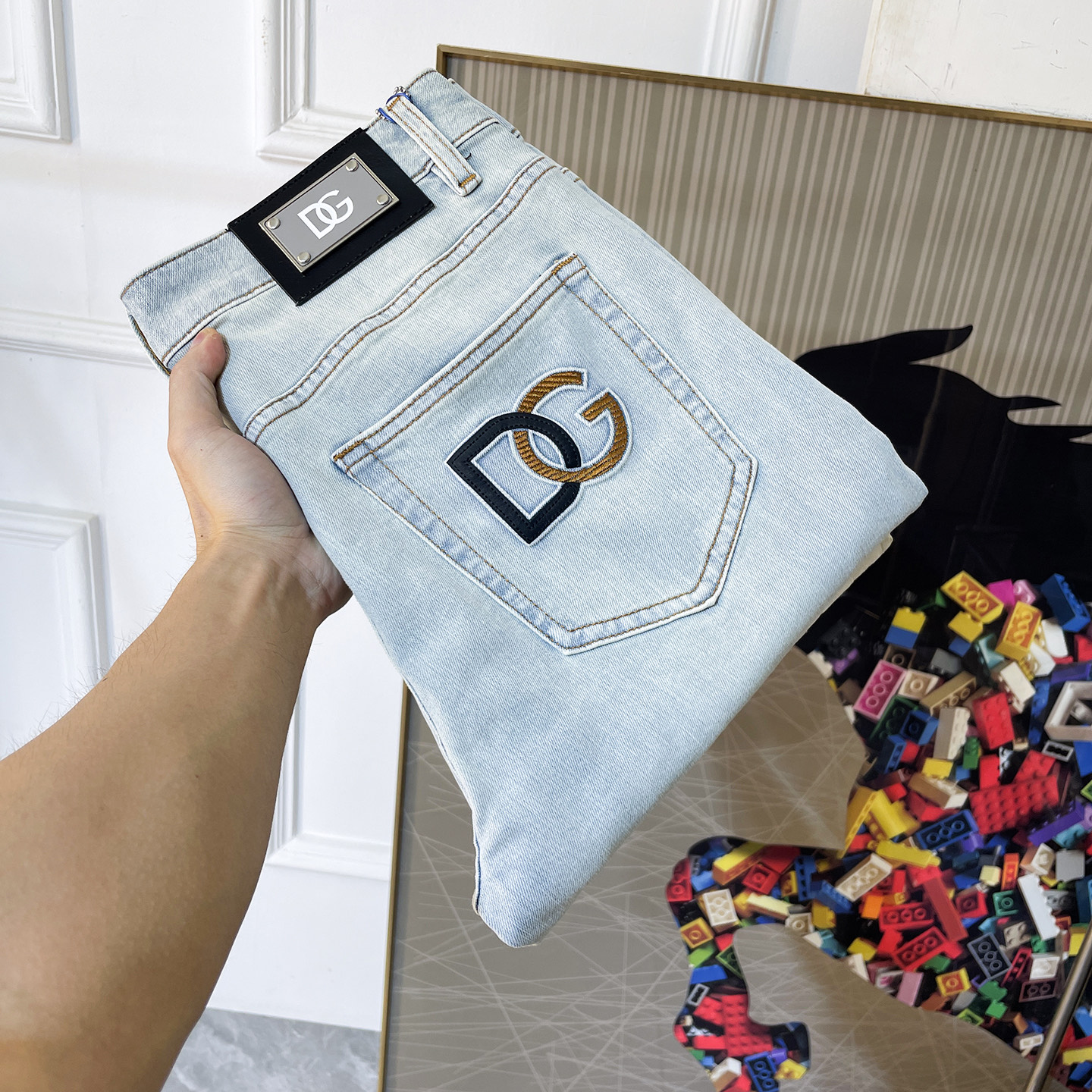 NO:776722,DG- 2026ss spring and summer popular 9-point jeans for the Year of the Horse. Made from original 1:1, perfect for daily use, simple and elegant, yet fashionable and stylish, customized imported denim fabric, heavy washing process, complex workmanship and exquisite craftsmanship. Easily cater to the needs of the four seasons, soft and elastic to the touch, smooth and neat, original accessories and hardware, comfortable upper body, very easy to wear and durable, code number 29-36,,jeans,19860909DG- 2026ss马年春夏大爆款9分牛仔裤.原单1:1制作,日常必备的完美之选,简单大气亦时尚有型,定制进口丹宁面料 ,重工洗水工艺,做工复杂工艺精湛.轻松迎合四季需要,手感柔软带弹力,流畅利落,原版辅料五金,上身舒适非常易搭耐看码数29-36,,jeans,,Men's clothing